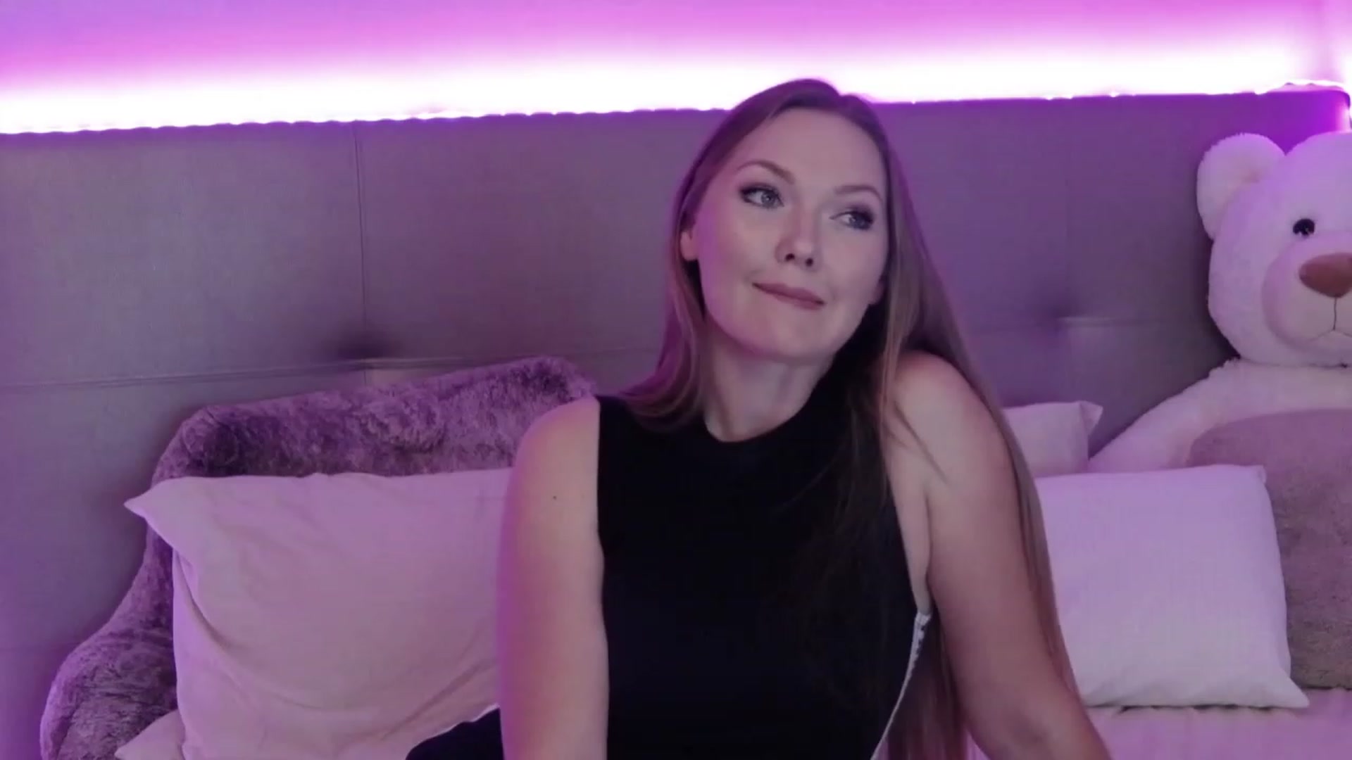Gallery image thumbnail from KittyKpk's myfreecams stream on, 06/05/2023, 21:38 image 6 of 20