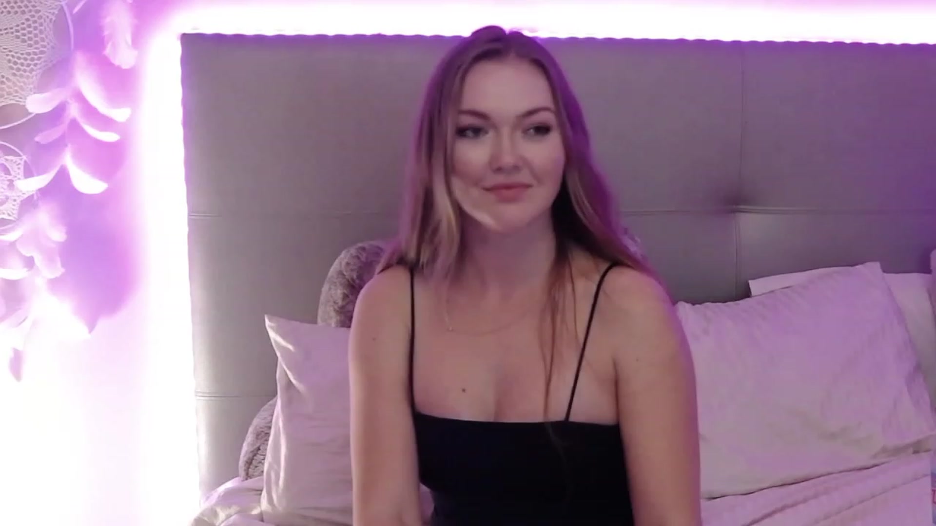 Gallery image thumbnail from KittyKpk's myfreecams stream on, 02/18/2024, 24:19 image 10 of 20