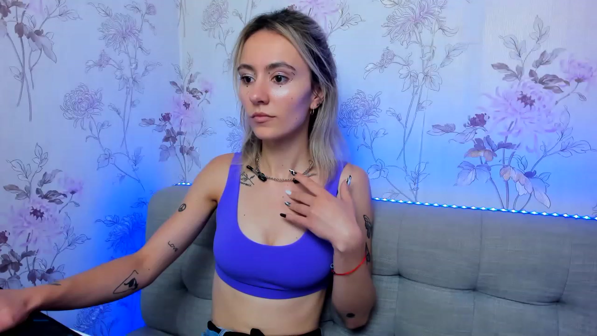 Gallery image thumbnail from KittyLins's myfreecams stream on, 08/05/2023, 17:02 image 14 of 20