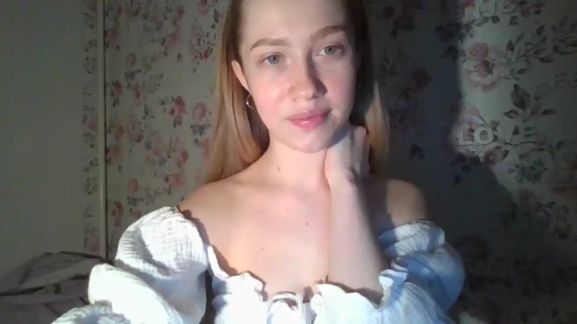 Gallery image thumbnail from KittyLuxxe's myfreecams stream on, 03/07/2025, 18:46 image 13 of 20
