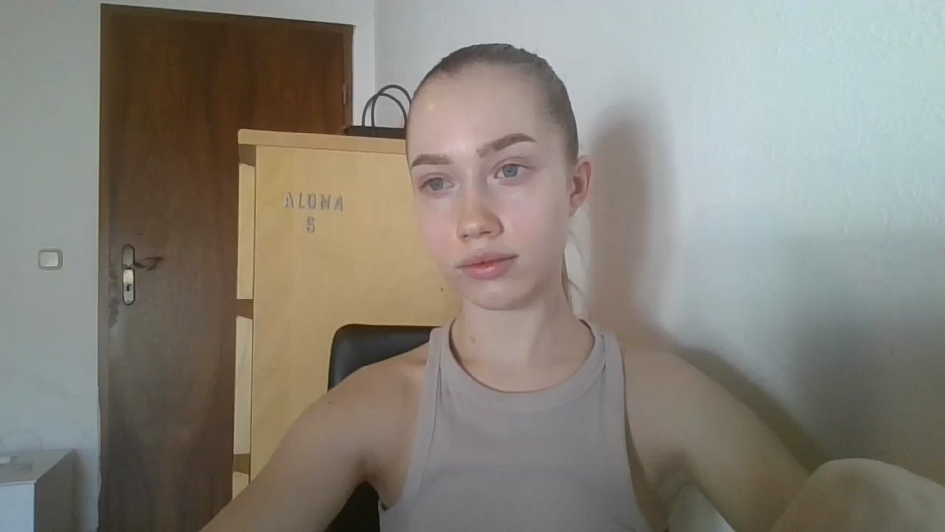 Gallery image thumbnail from KittyLuxxe's myfreecams stream on, 03/28/2025, 08:01 image 13 of 20