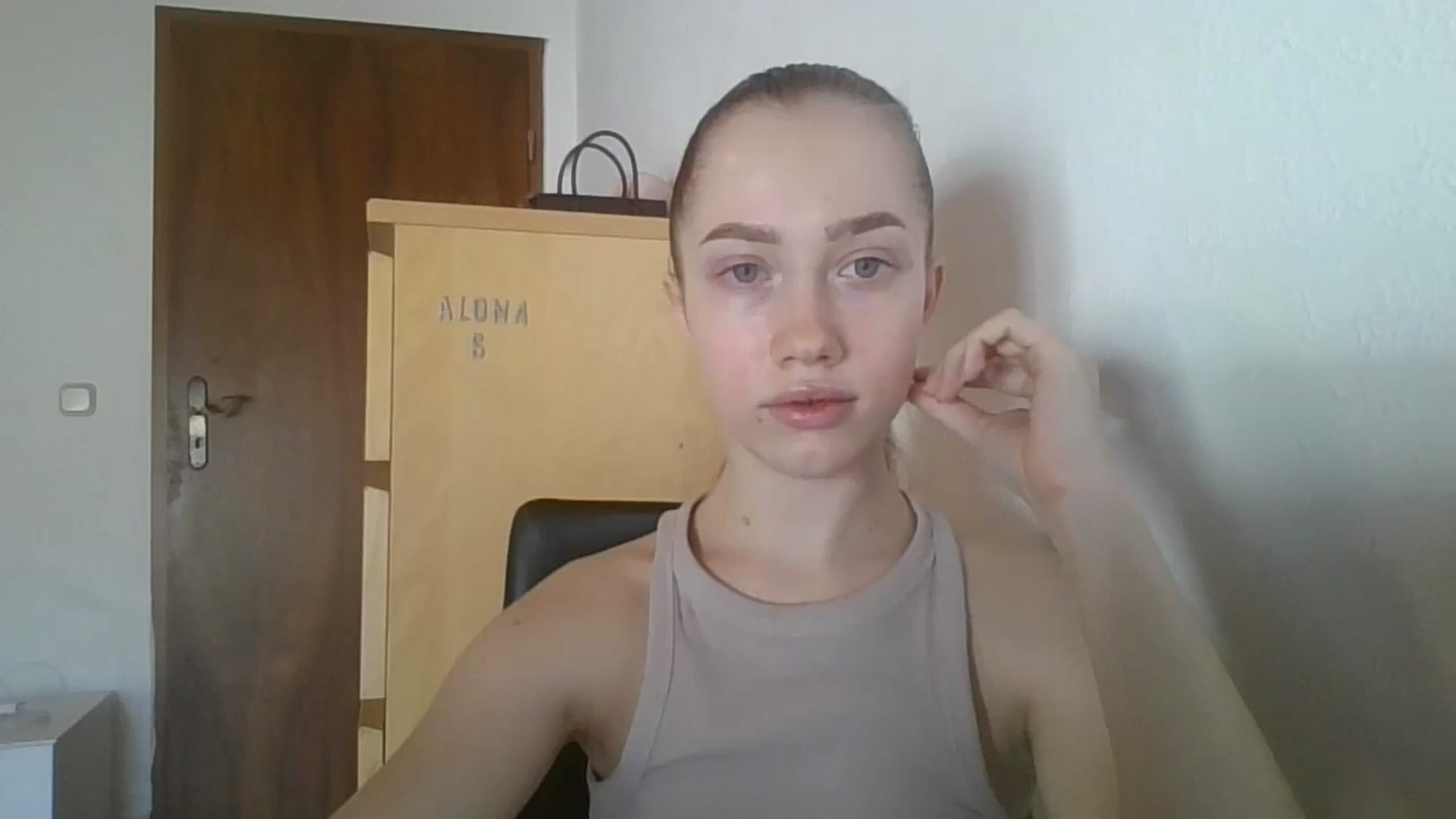 Gallery image thumbnail from KittyLuxxe's myfreecams stream on, 03/28/2025, 08:01 image 16 of 20