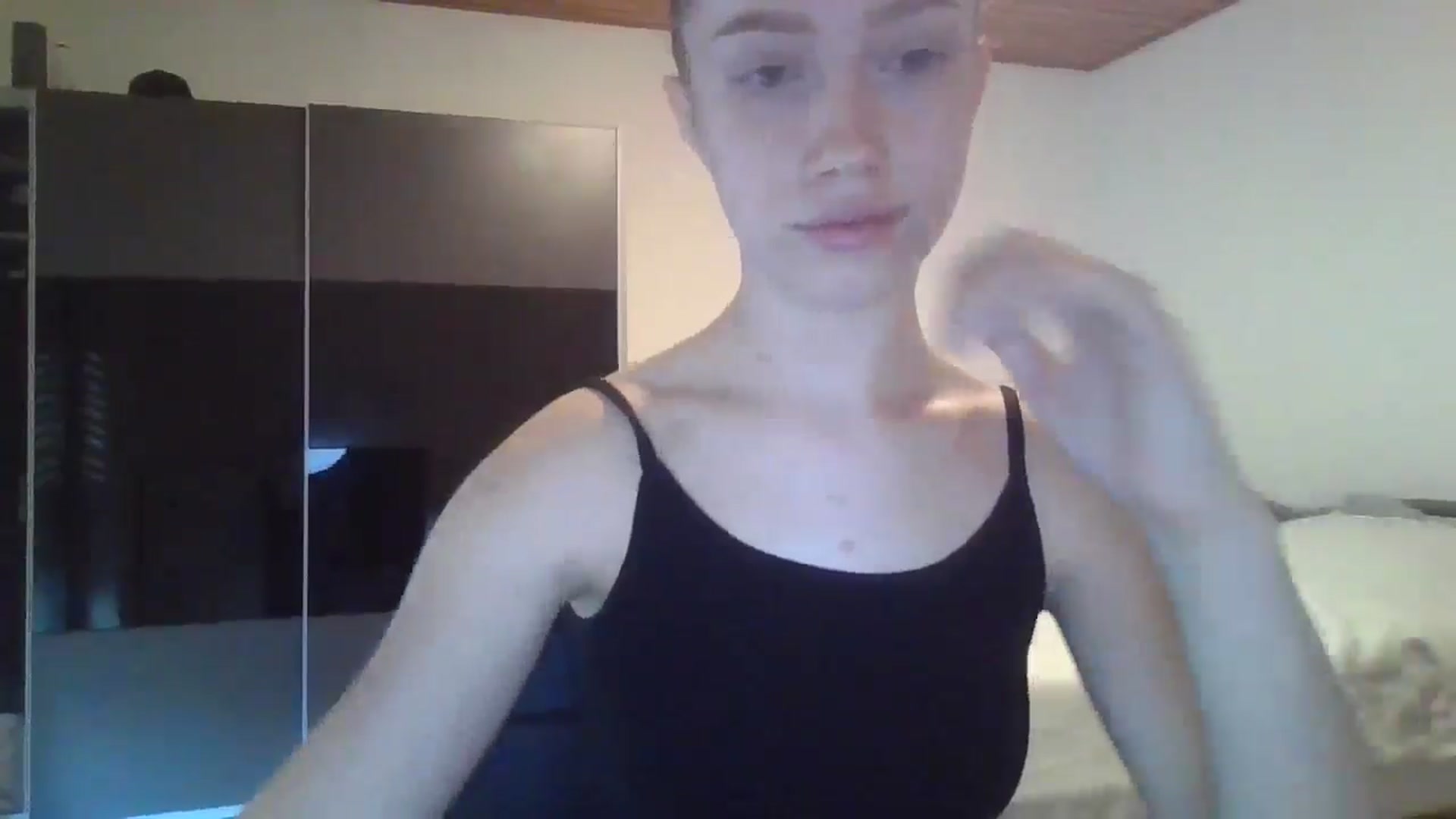 Gallery image thumbnail from KittyLuxxe's myfreecams stream on, 04/02/2025, 17:08 image 15 of 20