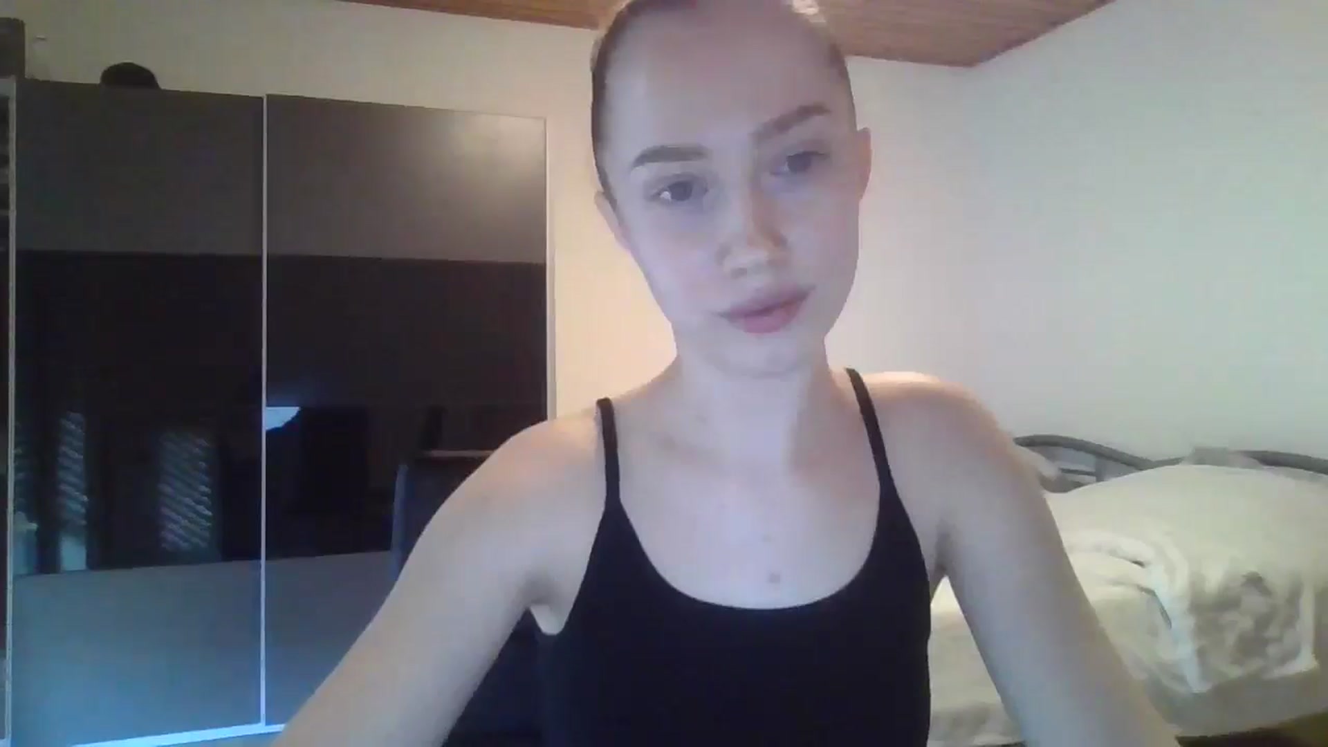 Gallery image thumbnail from KittyLuxxe's myfreecams stream on, 04/02/2025, 17:08 image 4 of 20