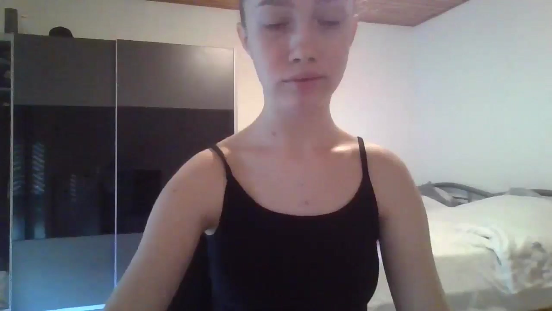 Gallery image thumbnail from KittyLuxxe's myfreecams stream on, 04/02/2025, 17:08 image 12 of 20