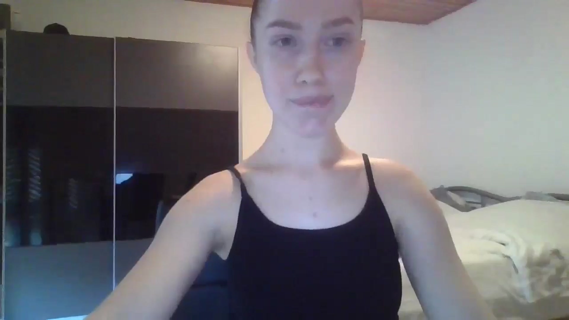 Gallery image thumbnail from KittyLuxxe's myfreecams stream on, 04/02/2025, 17:08 image 11 of 20
