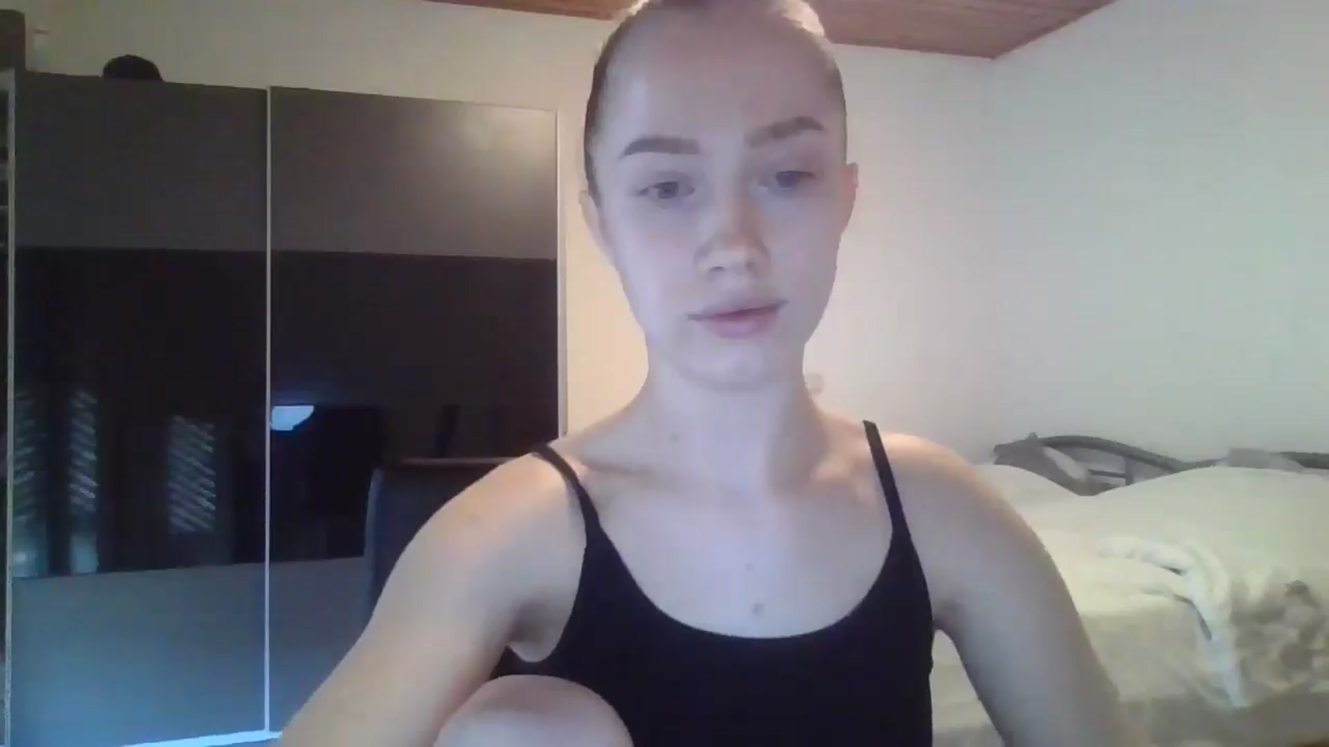 Gallery image thumbnail from KittyLuxxe's myfreecams stream on, 04/02/2025, 17:08 image 6 of 20