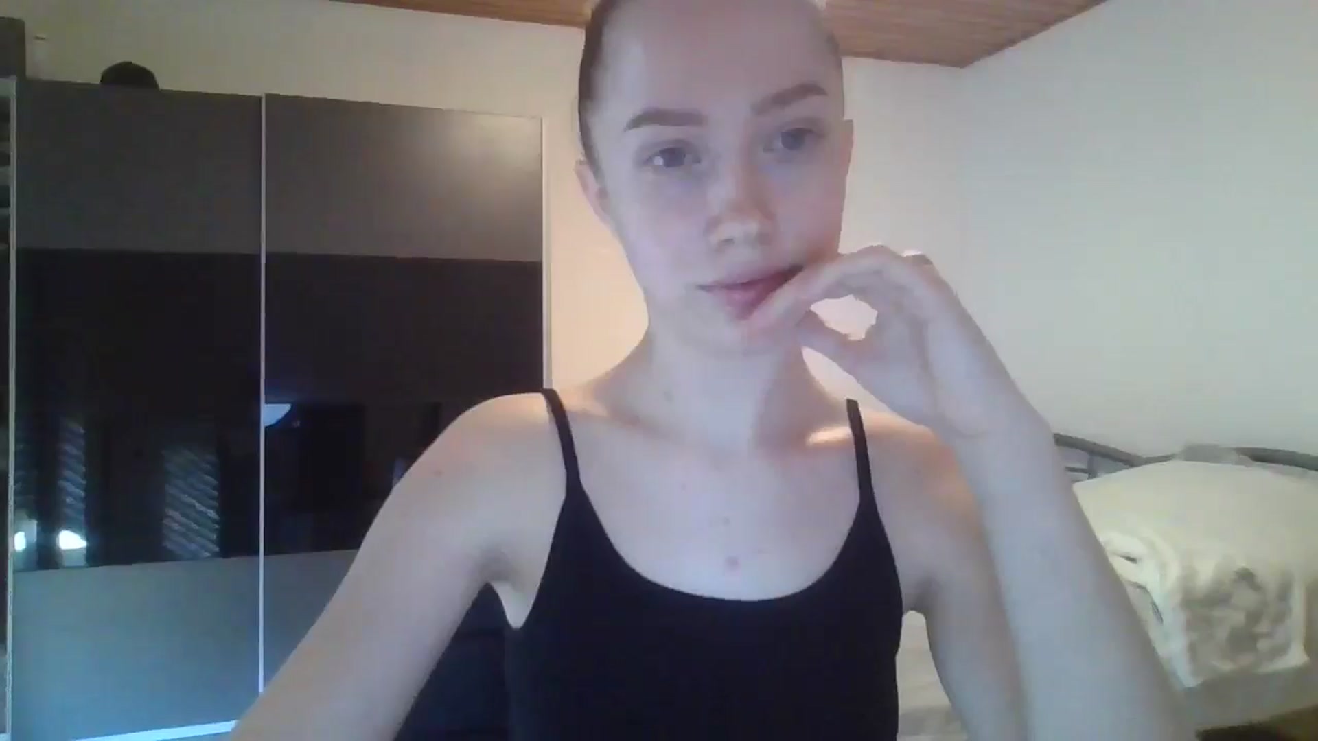 Gallery image thumbnail from KittyLuxxe's myfreecams stream on, 04/02/2025, 17:08 image 2 of 20