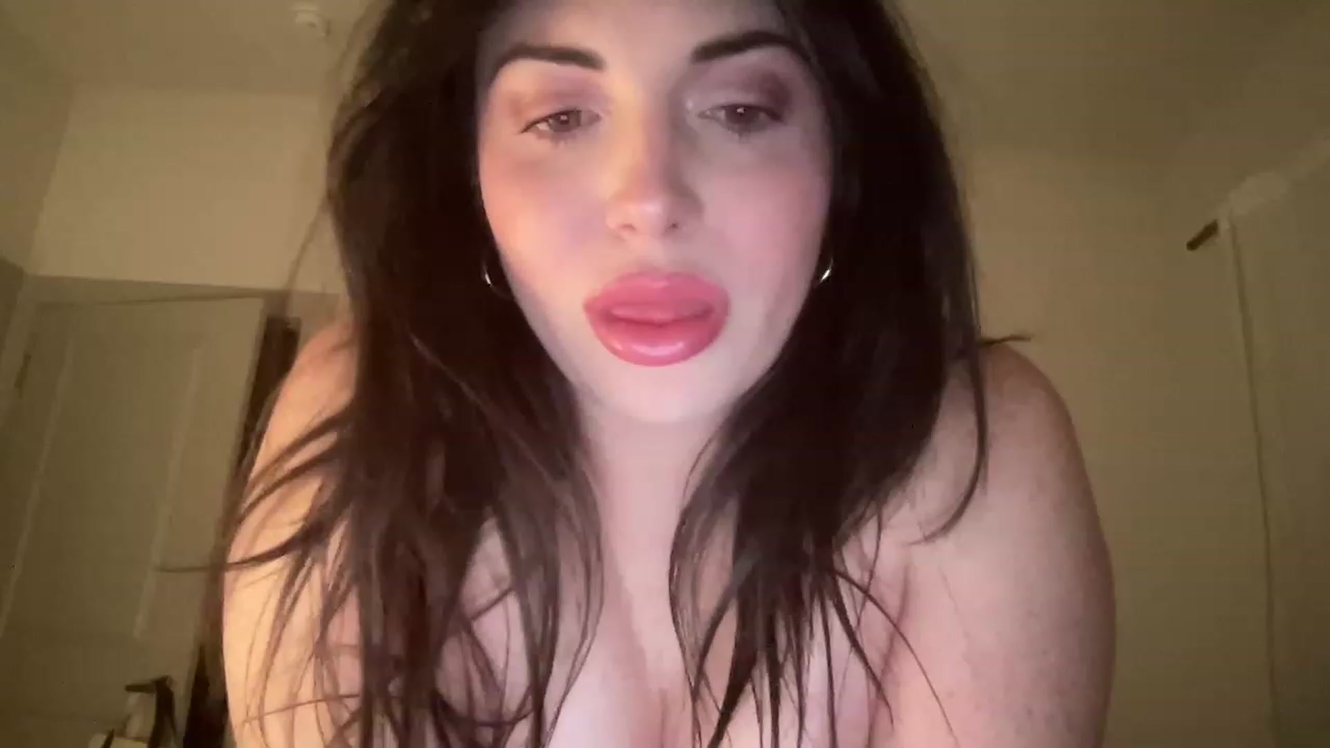 Gallery image thumbnail from KittyMadison's myfreecams stream on, 04/10/2023, 02:56 image 1 of 20