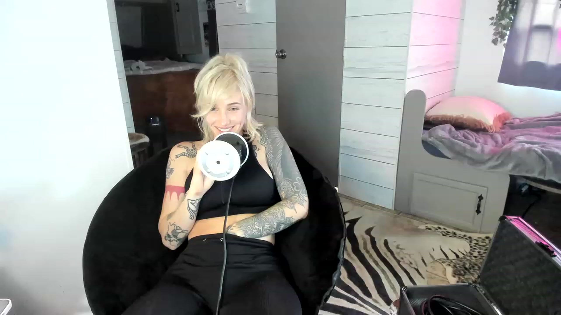 Gallery image thumbnail from KittyQuinn's myfreecams stream on, 04/14/2023, 16:14 image 1 of 20
