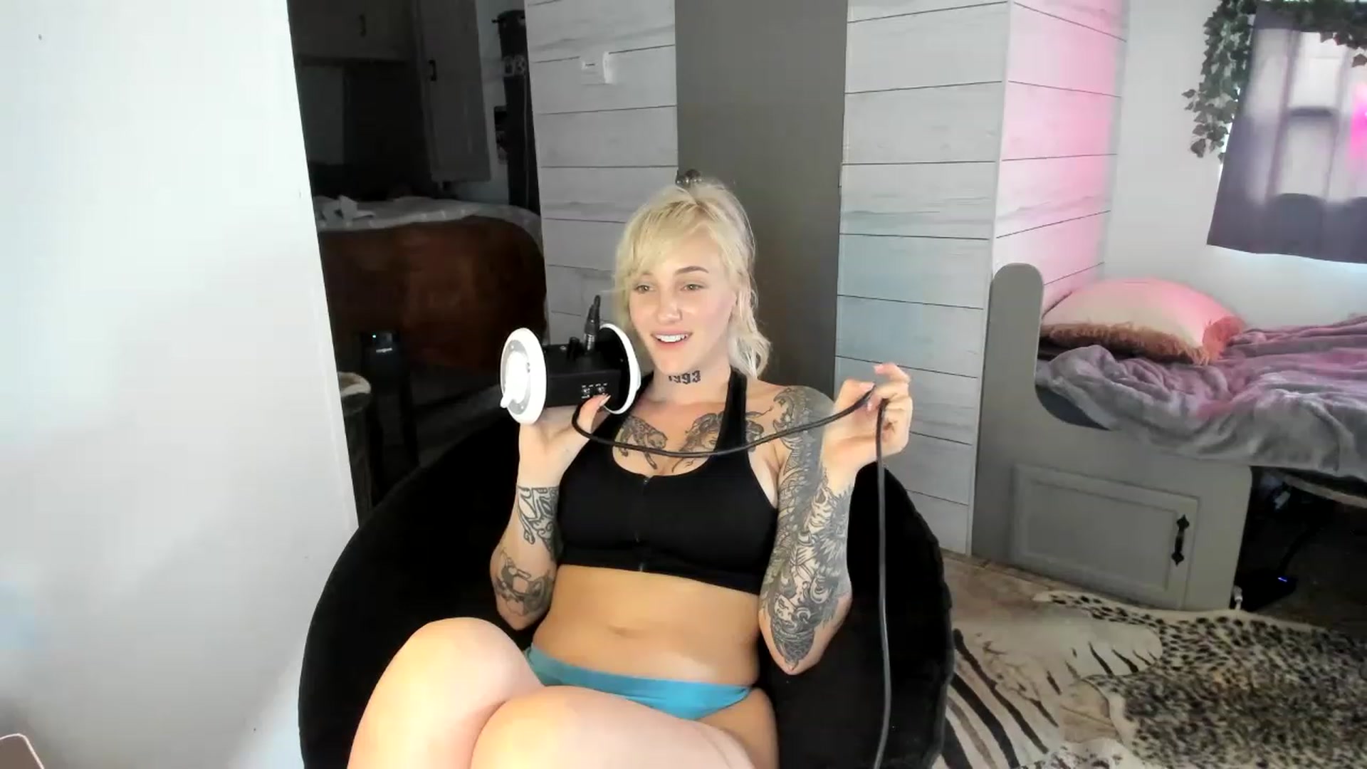 Gallery image thumbnail from KittyQuinn's myfreecams stream on, 04/14/2023, 16:14 image 17 of 20