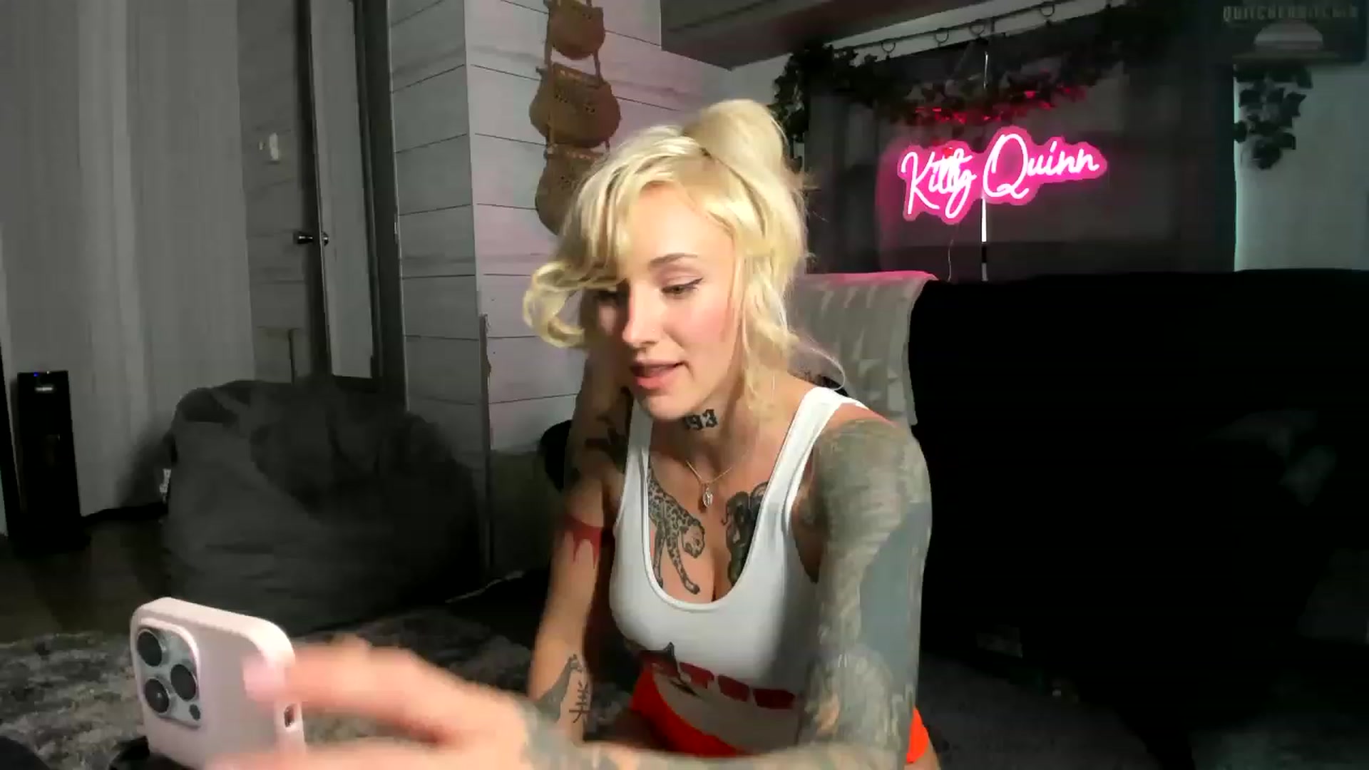 Gallery image thumbnail from KittyQuinn's myfreecams stream on, 04/27/2023, 18:00 image 3 of 20