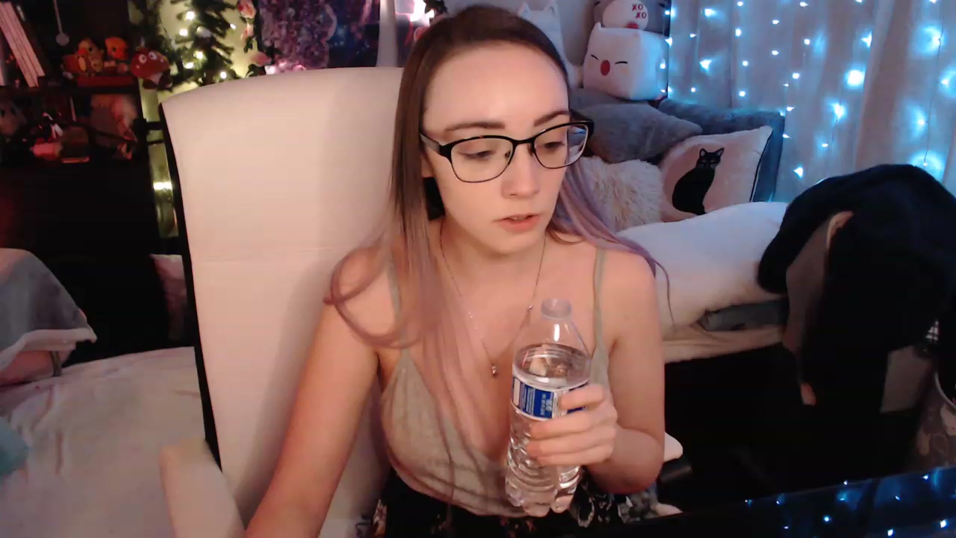 Gallery image thumbnail from KittySmolz's myfreecams stream on, 12/31/2022, 07:24 image 19 of 20