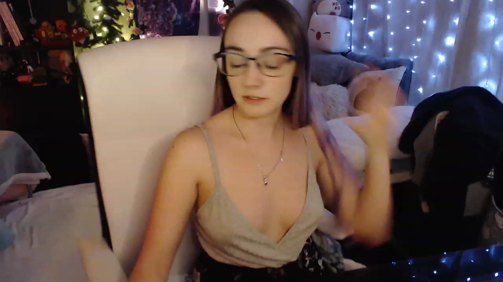 Gallery image thumbnail from KittySmolz's myfreecams stream on, 12/31/2022, 07:24 image 16 of 20