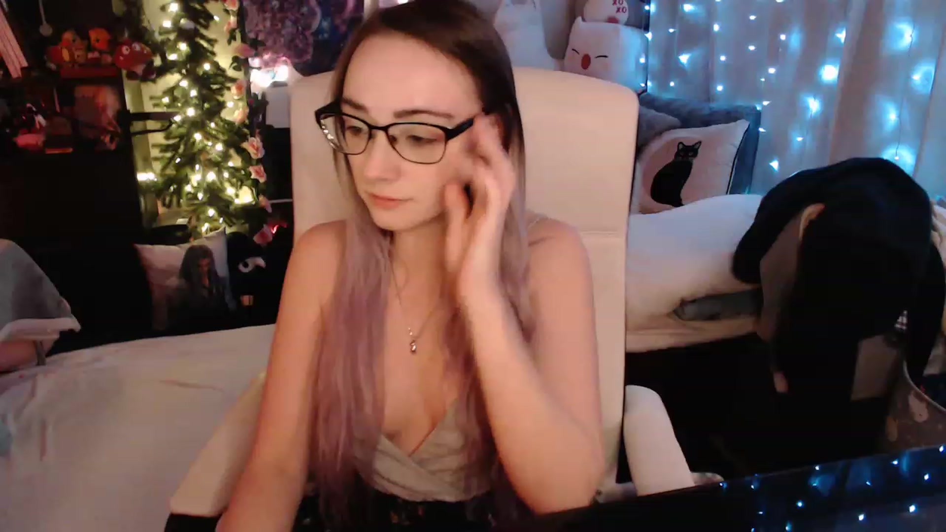 Gallery image thumbnail from KittySmolz's myfreecams stream on, 12/31/2022, 07:24 image 3 of 20