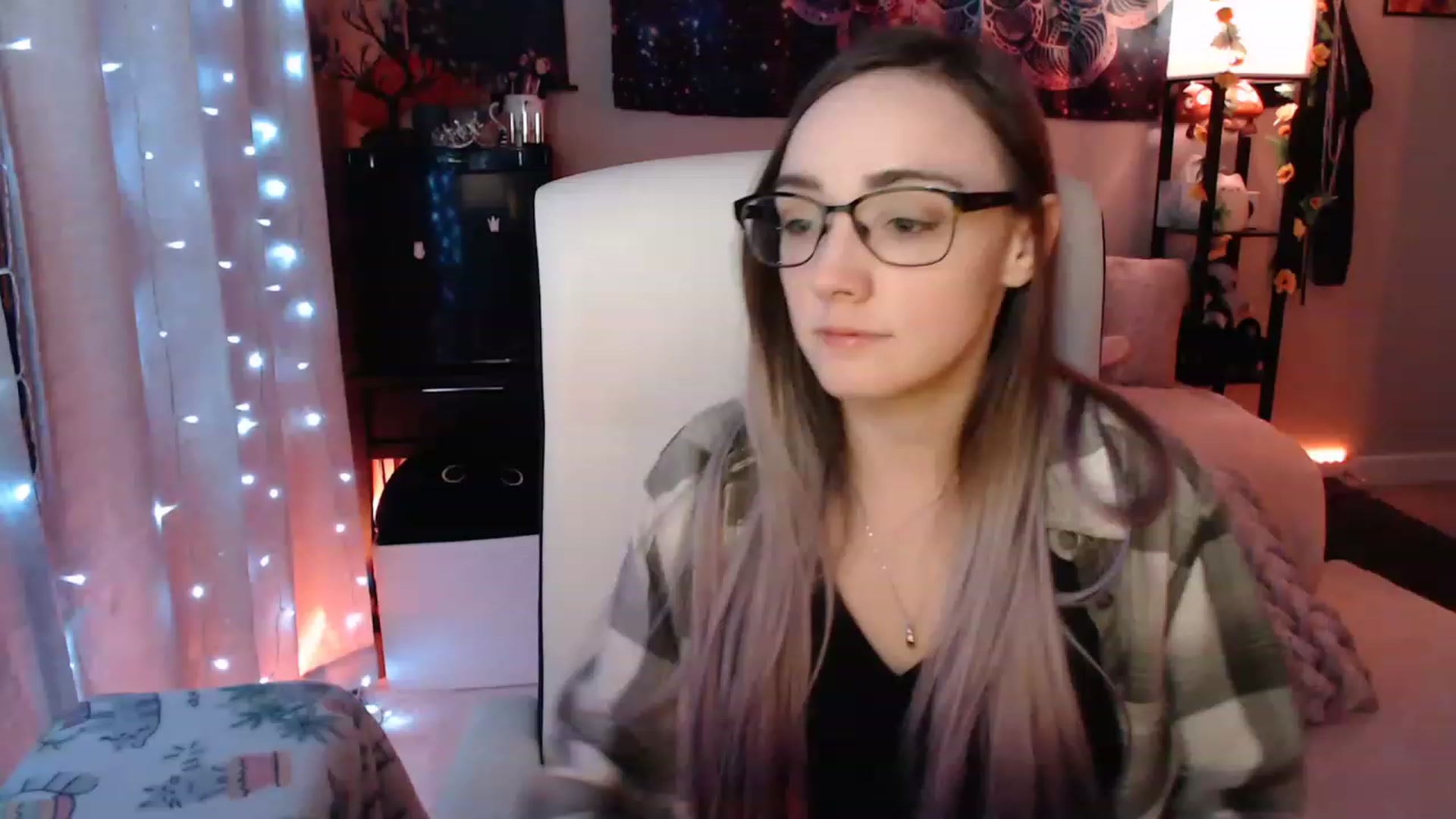 Gallery image thumbnail from KittySmolz's myfreecams stream on, 04/30/2023, 08:00 image 3 of 20
