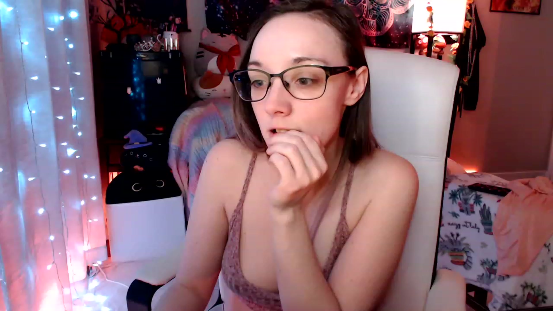 Gallery image thumbnail from KittySmolz's myfreecams stream on, 05/06/2023, 07:39 image 17 of 20