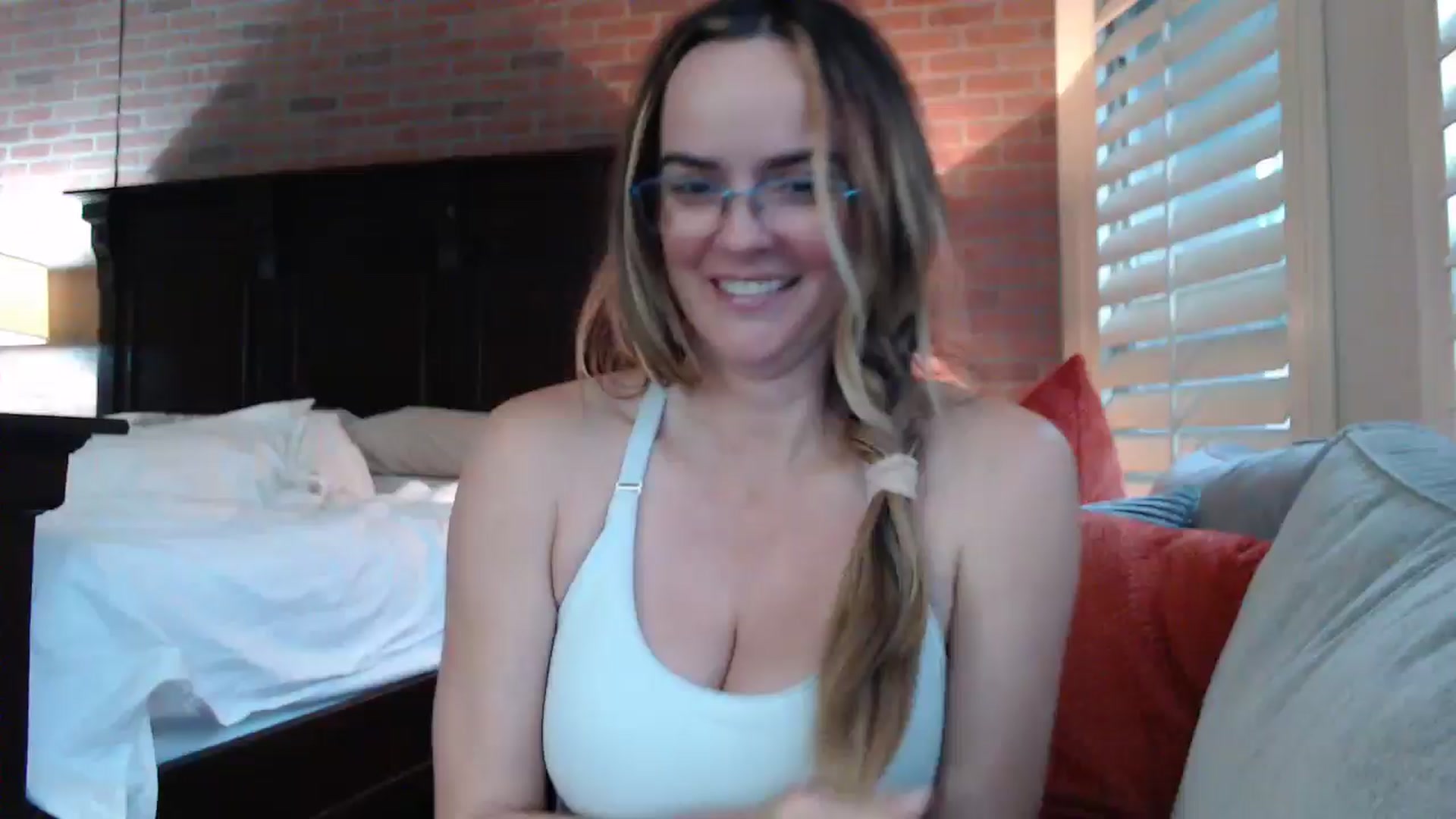 Gallery image thumbnail from Kitty_Hawkins's myfreecams stream on, 05/16/2024, 13:41 image 5 of 20