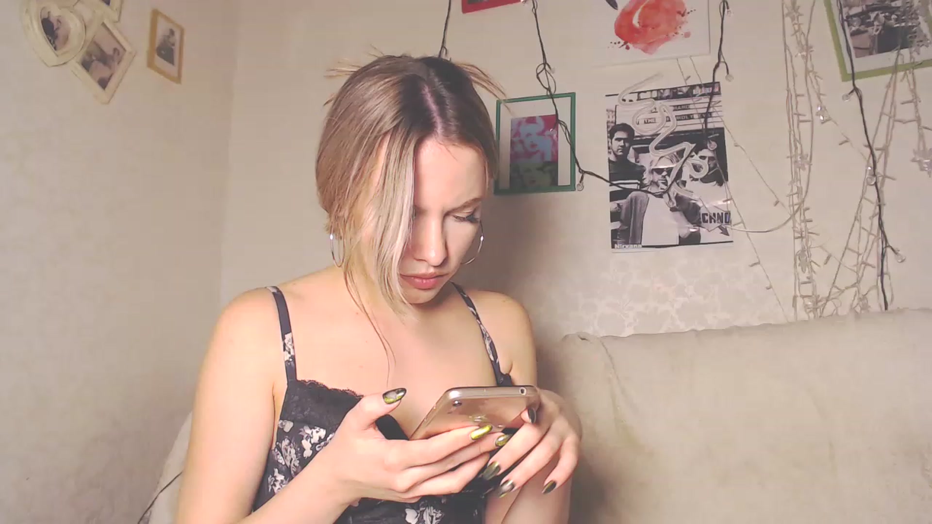 Gallery image thumbnail from Kitty_lover22's myfreecams stream on, 12/27/2022, 13:41 image 18 of 20