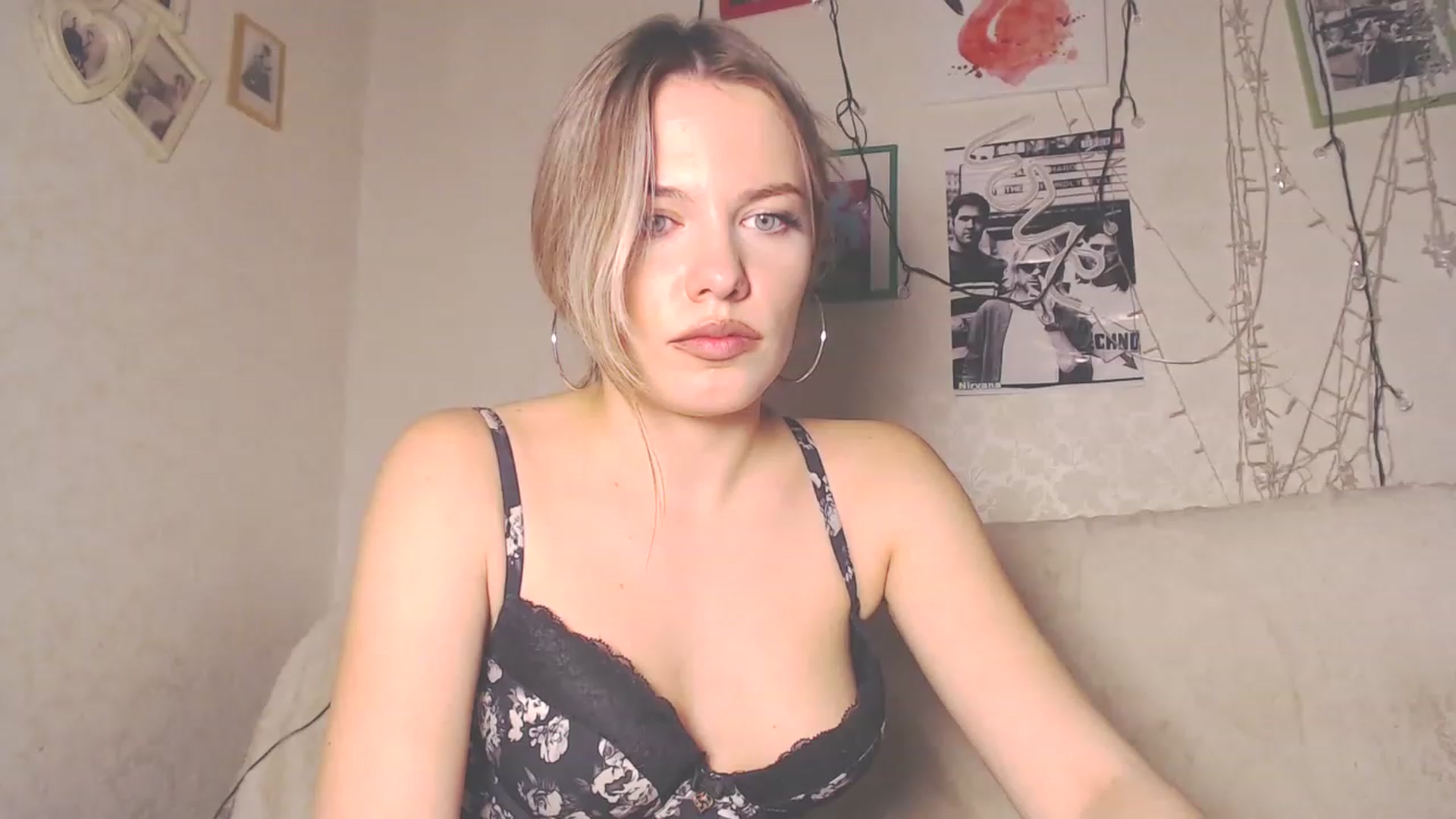 Gallery image thumbnail from Kitty_lover22's myfreecams stream on, 12/27/2022, 13:41 image 15 of 20