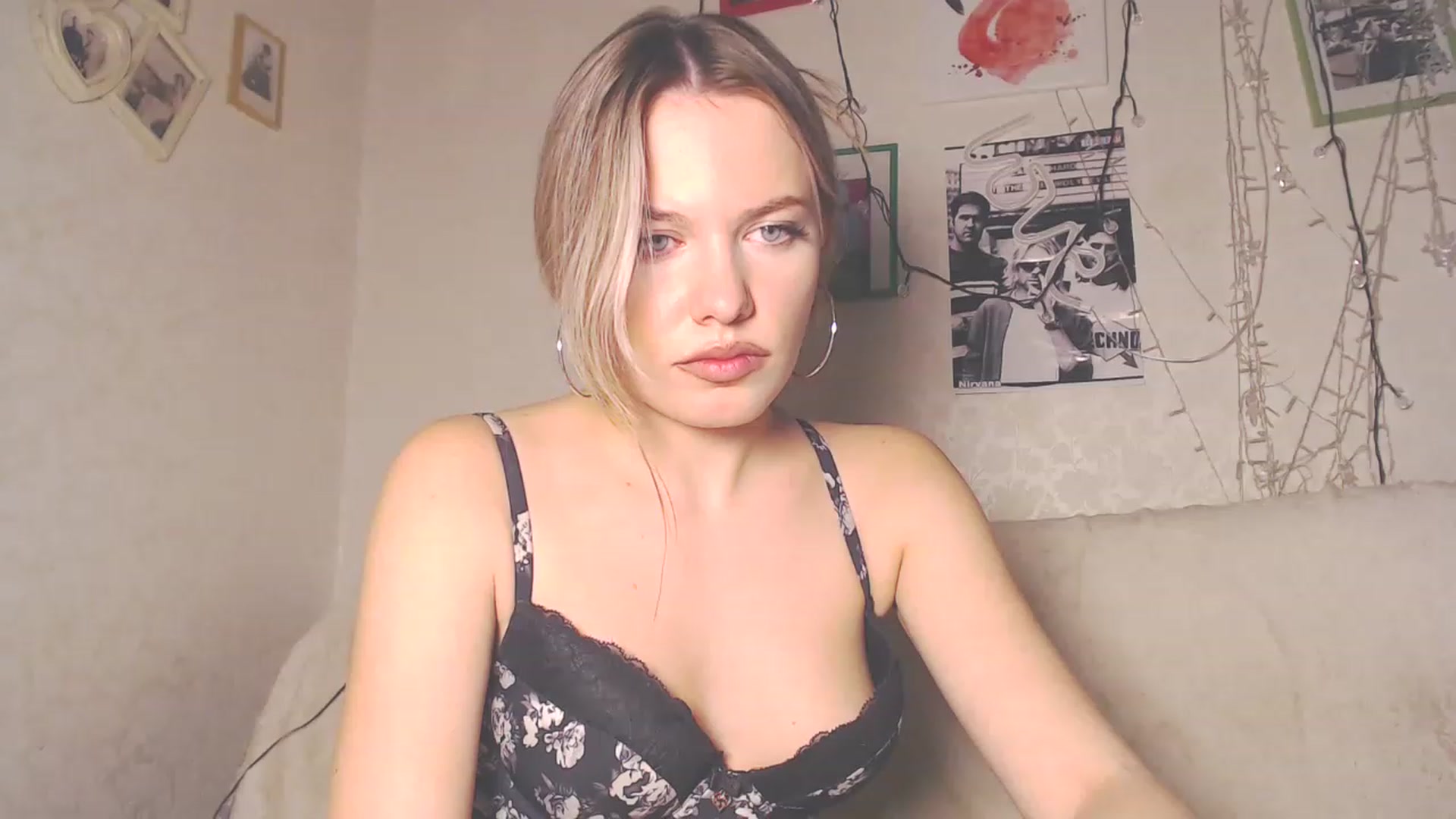Gallery image thumbnail from Kitty_lover22's myfreecams stream on, 12/27/2022, 13:41 image 16 of 20