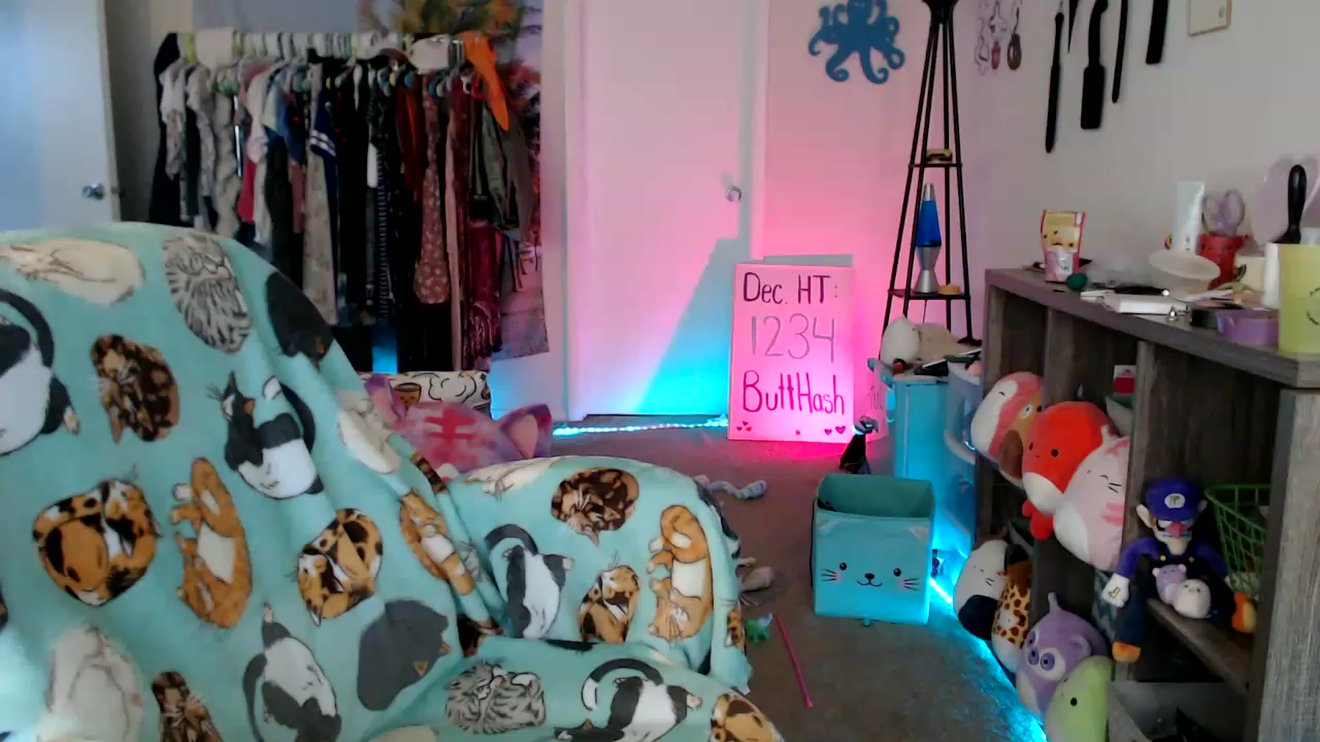 Gallery image thumbnail from Kittylacee's myfreecams stream on, 12/18/2022, 14:43 image 15 of 20