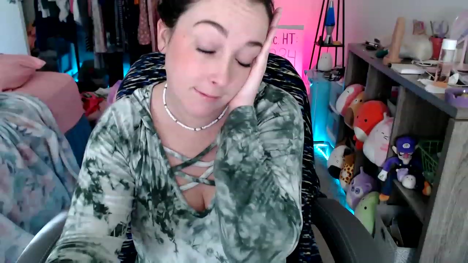 Gallery image thumbnail from Kittylacee's myfreecams stream on, 12/26/2022, 16:57 image 16 of 20