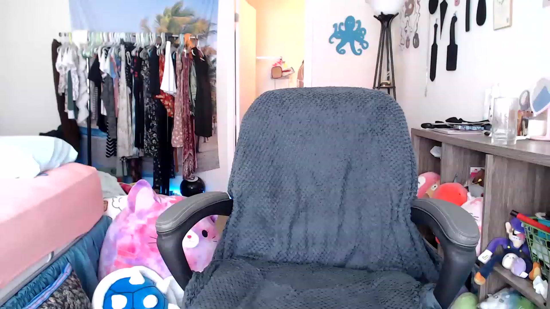 Gallery image thumbnail from Kittylacee's myfreecams stream on, 03/22/2023, 16:47 image 17 of 20