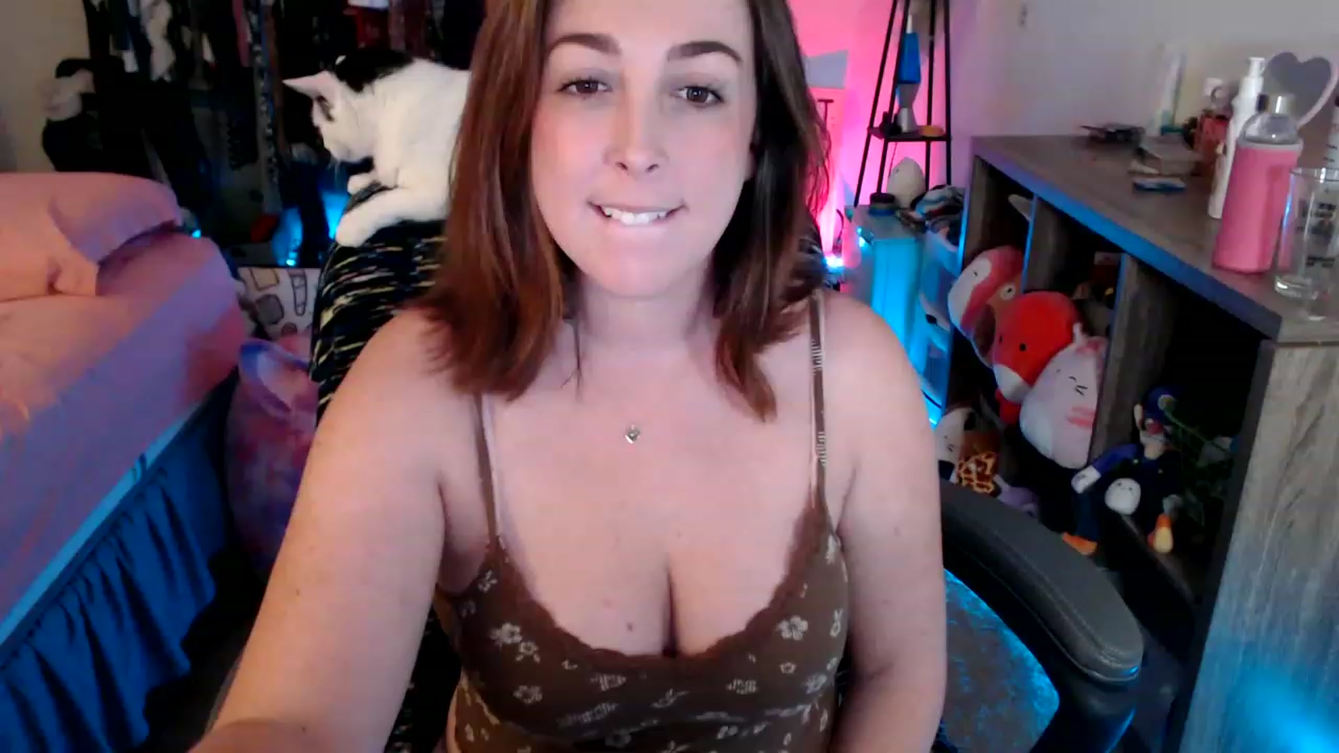 Gallery image thumbnail from Kittylacee's myfreecams stream on, 04/17/2023, 05:53 image 4 of 20