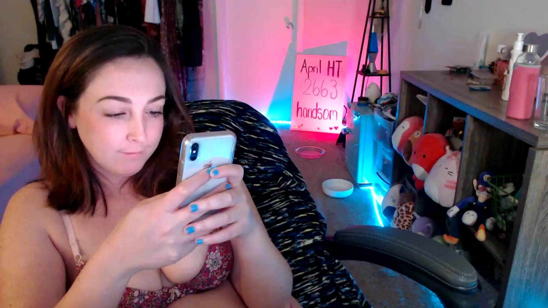 Gallery image thumbnail from Kittylacee's myfreecams stream on, 04/17/2023, 10:25 image 9 of 20