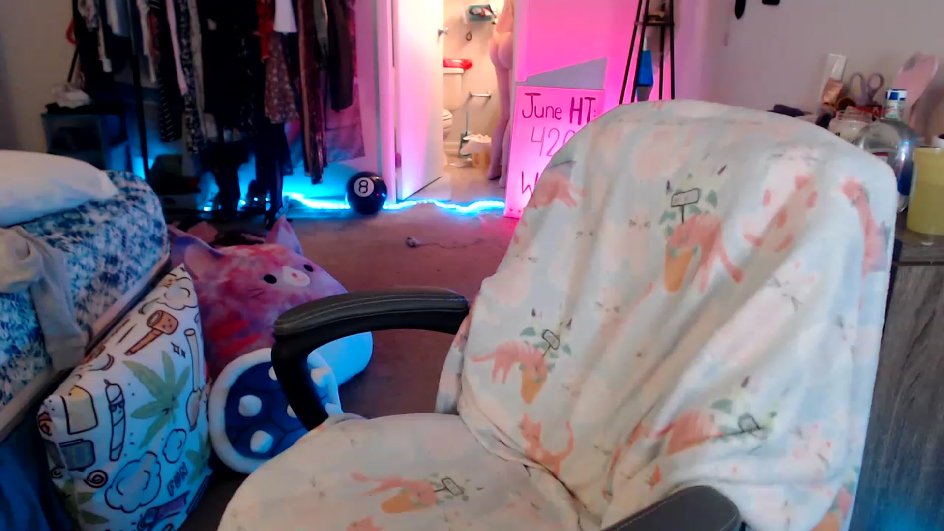 Gallery image thumbnail from Kittylacee's myfreecams stream on, 06/16/2023, 08:32 image 2 of 20