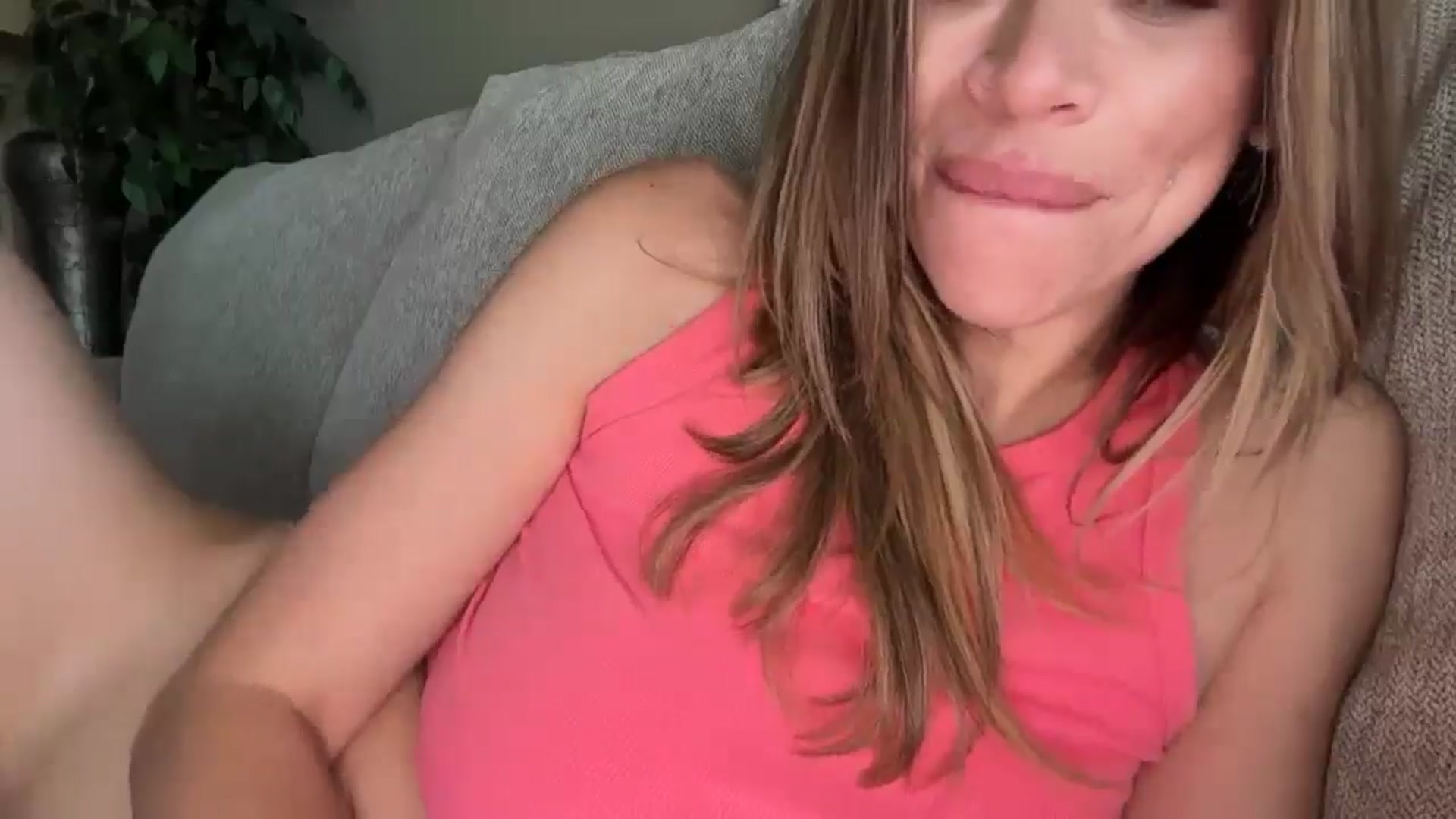 Gallery image thumbnail from Kittylick420's myfreecams stream on, 08/17/2025, 23:43 image 7 of 20