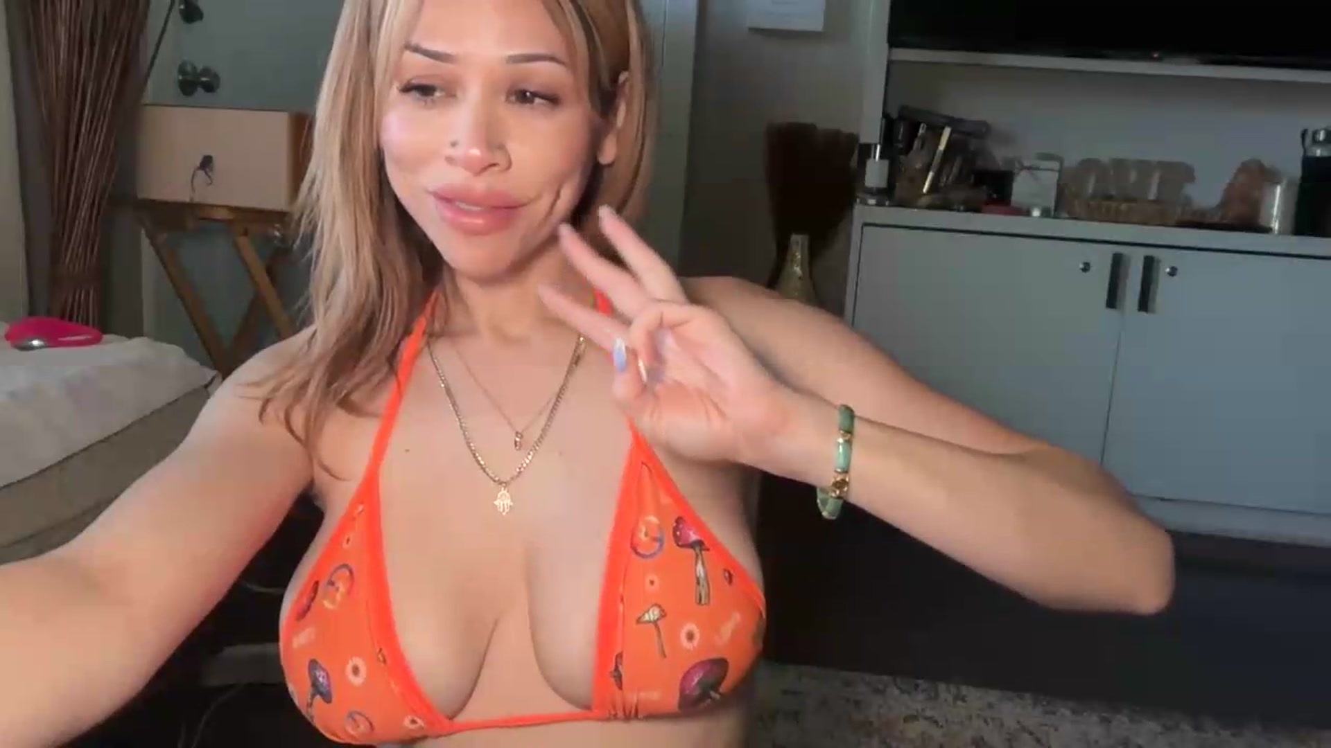 Gallery image thumbnail from Kittylick420's myfreecams stream on, 07/27/2026, 21:56 image 4 of 20