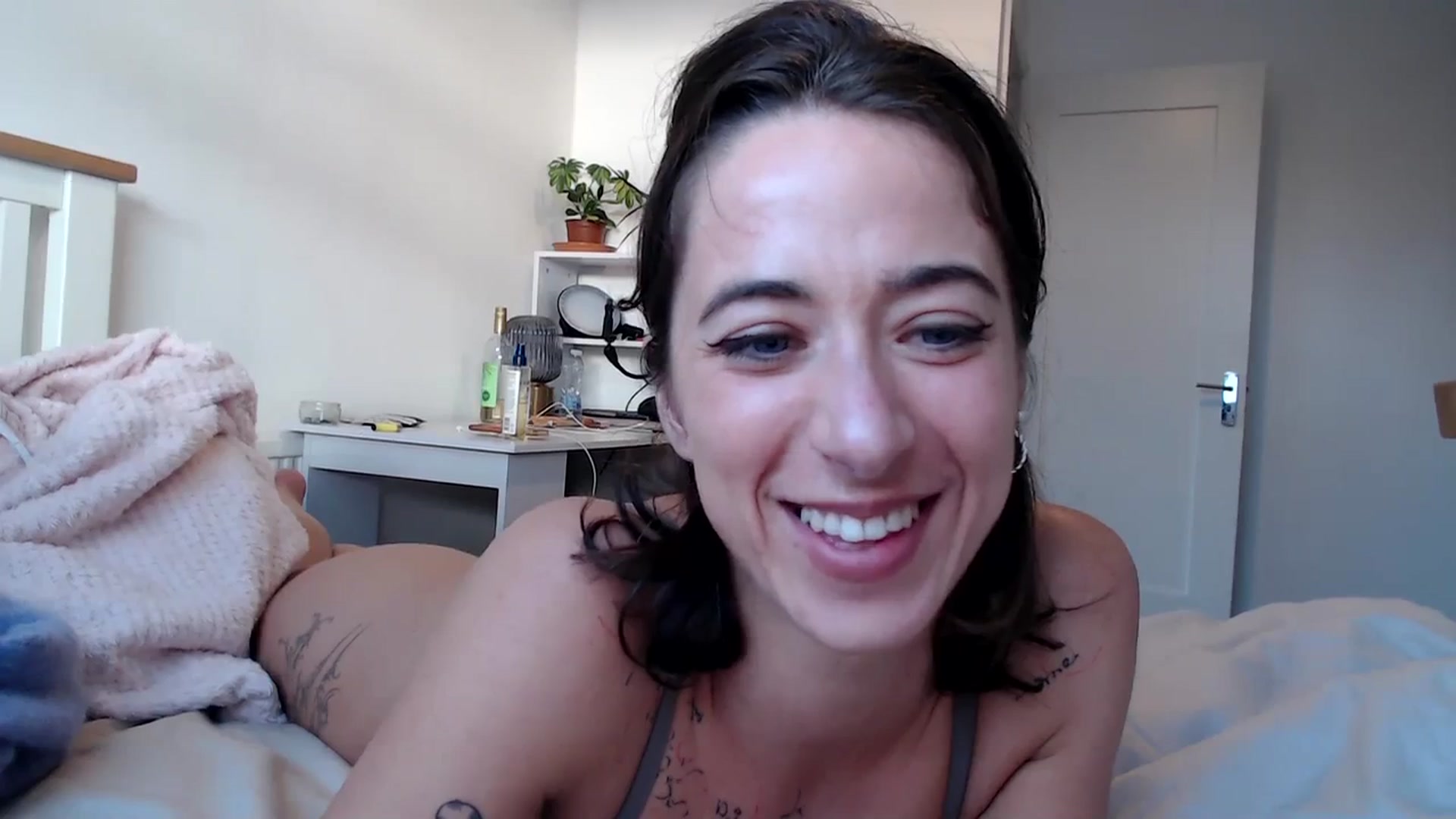 Gallery image thumbnail from KlaraDelgado's myfreecams stream on, 10/24/2023, 15:59 image 3 of 20
