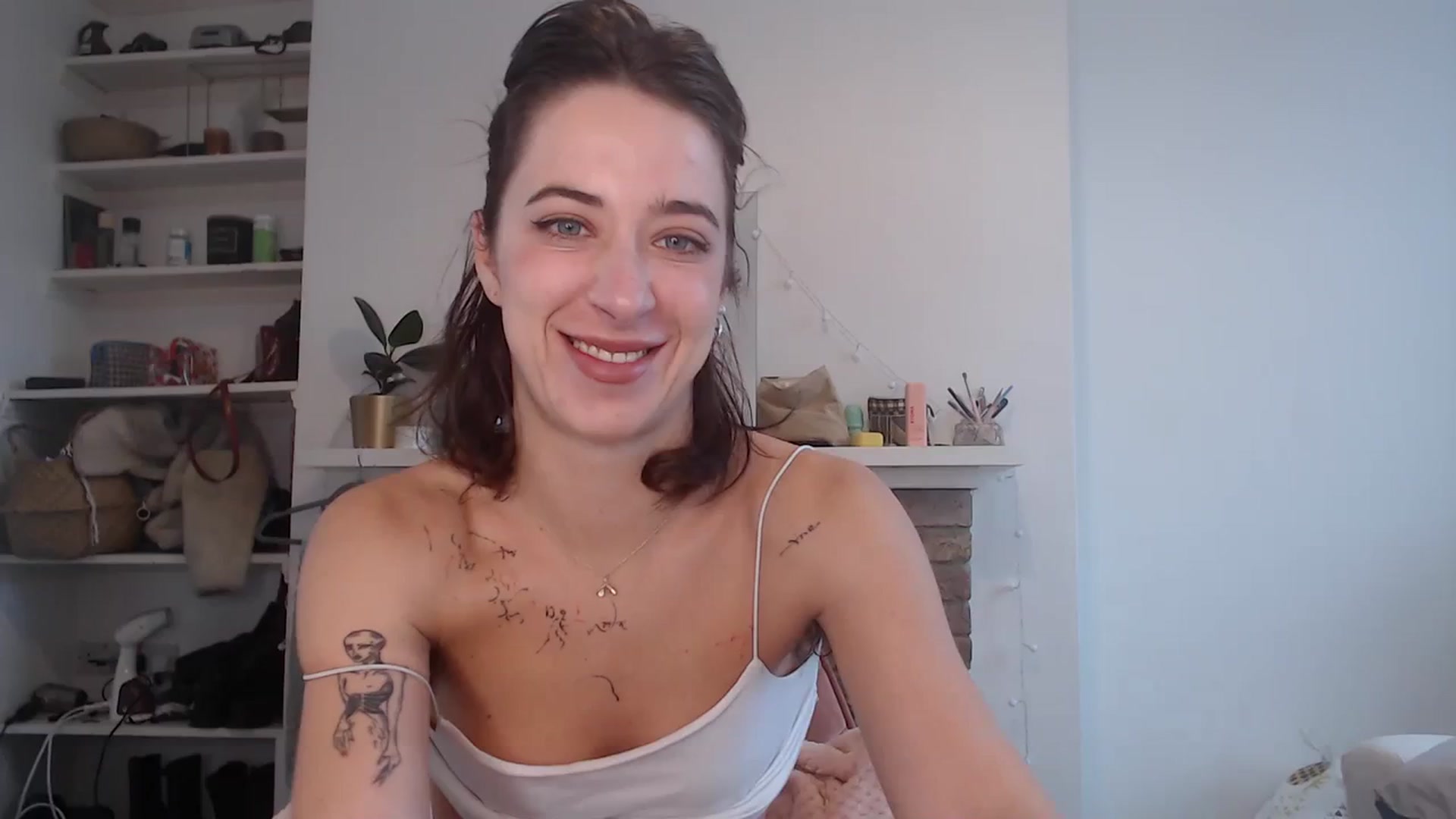 Gallery image thumbnail from KlaraDelgado's myfreecams stream on, 12/04/2023, 10:02 image 1 of 20