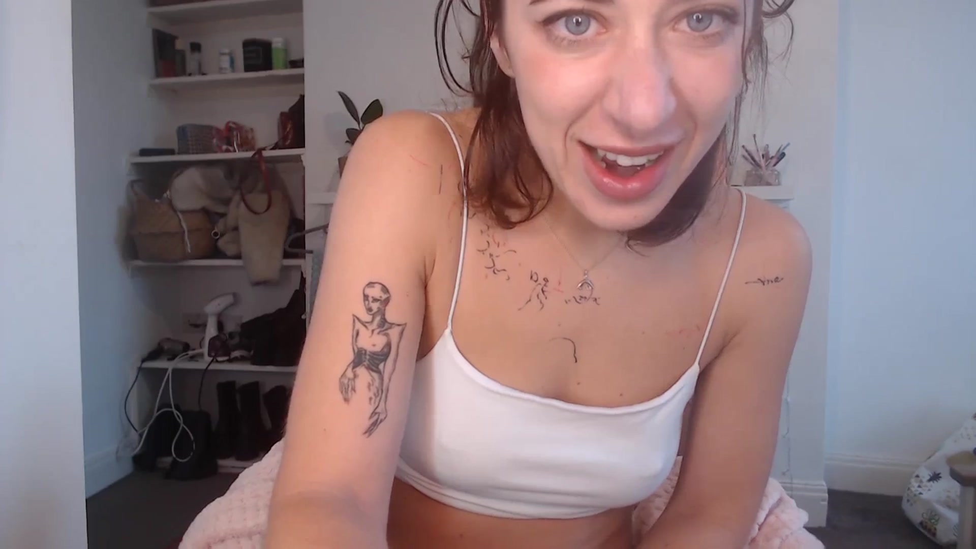 Gallery image thumbnail from KlaraDelgado's myfreecams stream on, 12/04/2023, 10:02 image 17 of 20