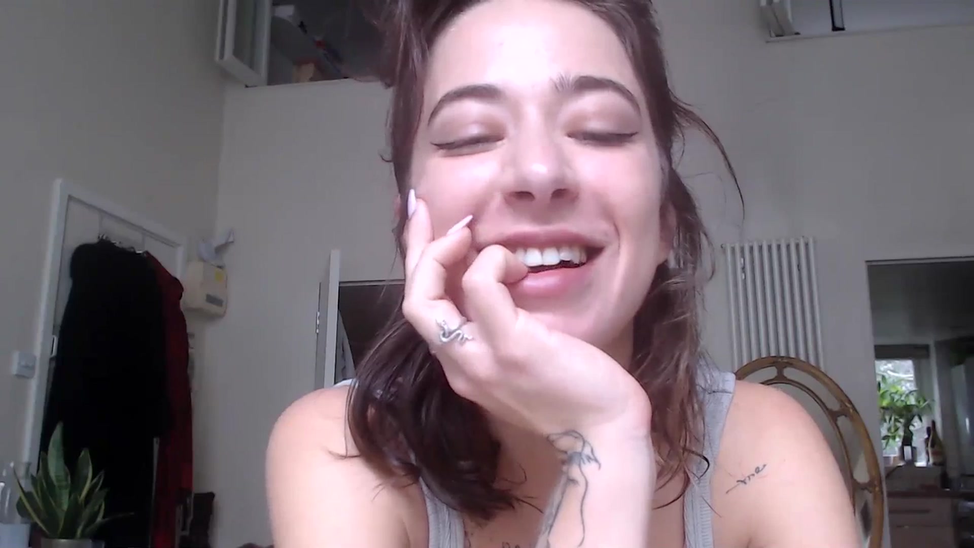 Gallery image thumbnail from KlaraDelgado's myfreecams stream on, 12/24/2023, 10:31 image 5 of 20