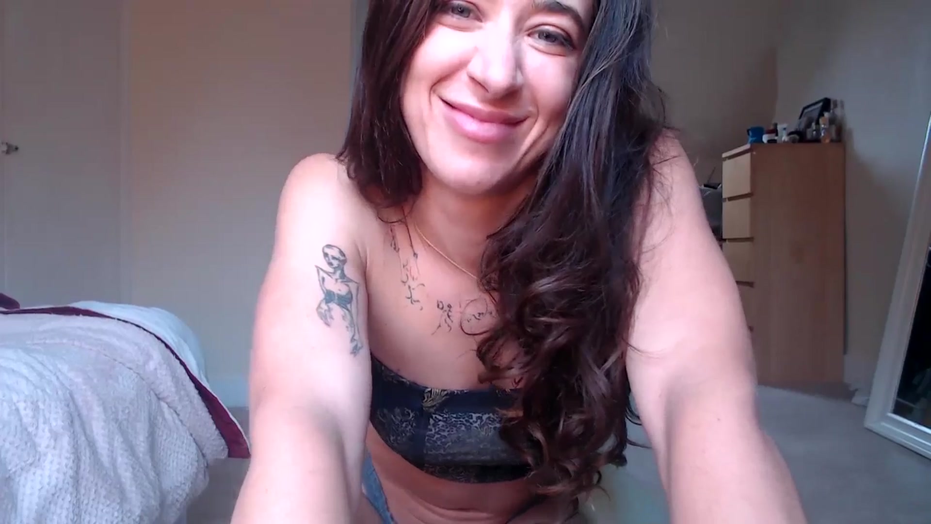 Gallery image thumbnail from KlaraDelgado's myfreecams stream on, 10/18/2025, 11:18 image 11 of 20