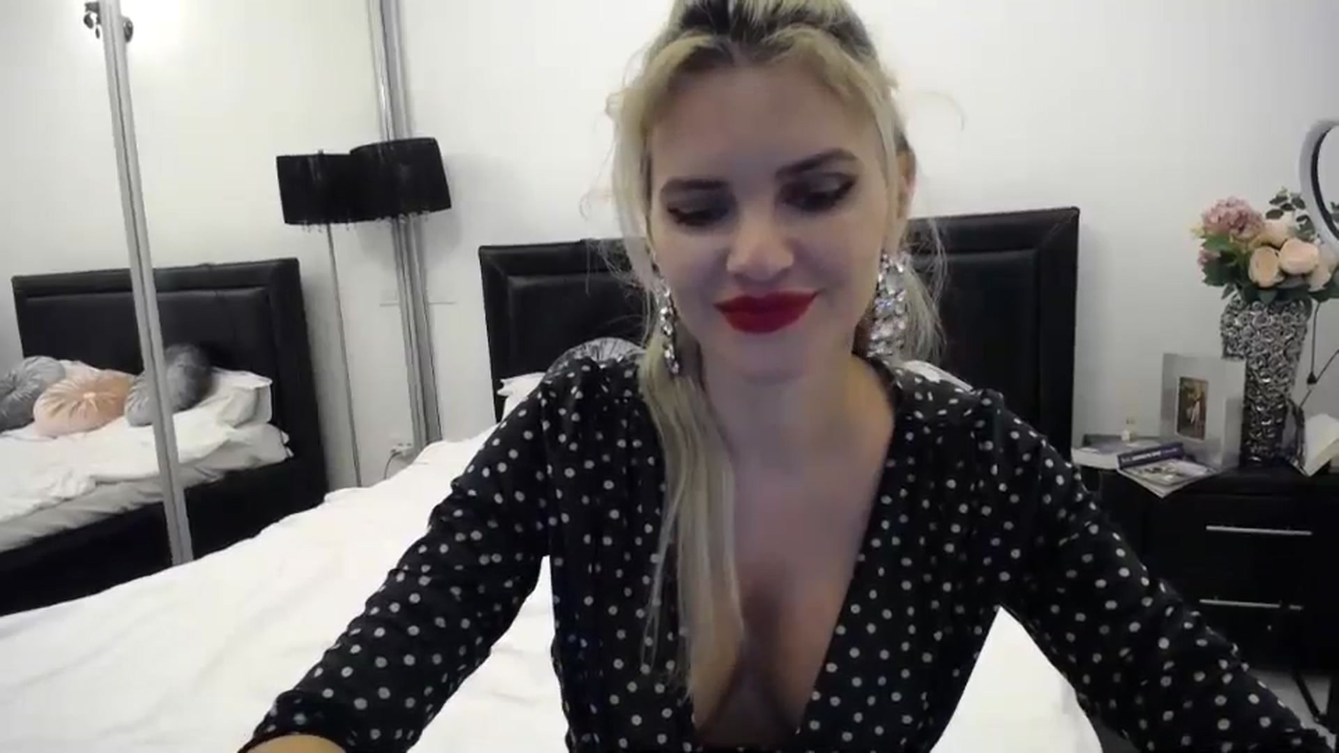 Gallery image thumbnail from Klara_Team's myfreecams stream on, 11/04/2023, 14:04 image 13 of 20