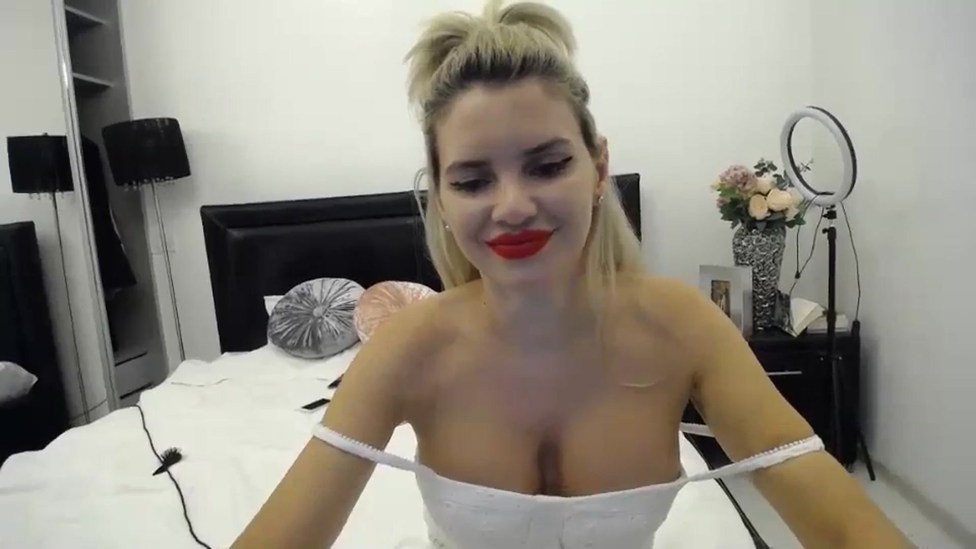 Gallery image thumbnail from Klara_Team's myfreecams stream on, 11/05/2023, 15:33 image 12 of 20