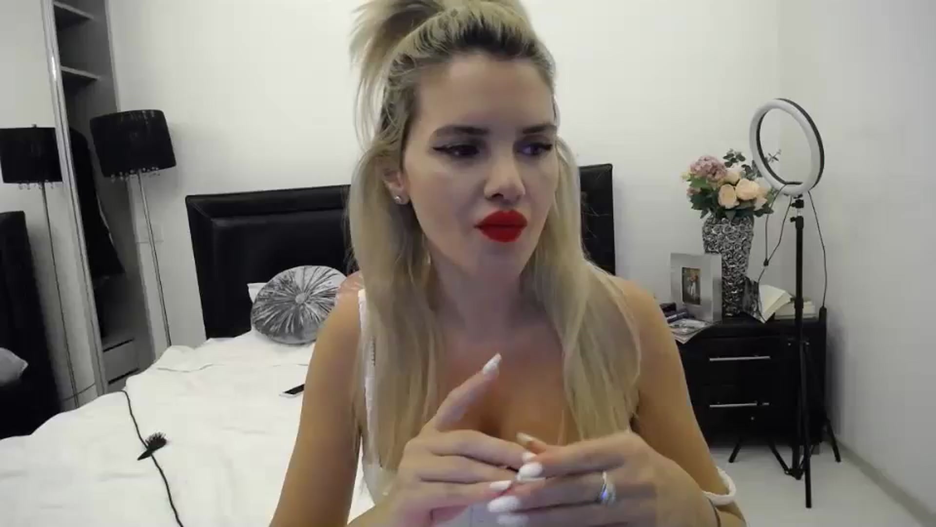 Gallery image thumbnail from Klara_Team's myfreecams stream on, 11/05/2023, 15:33 image 5 of 20