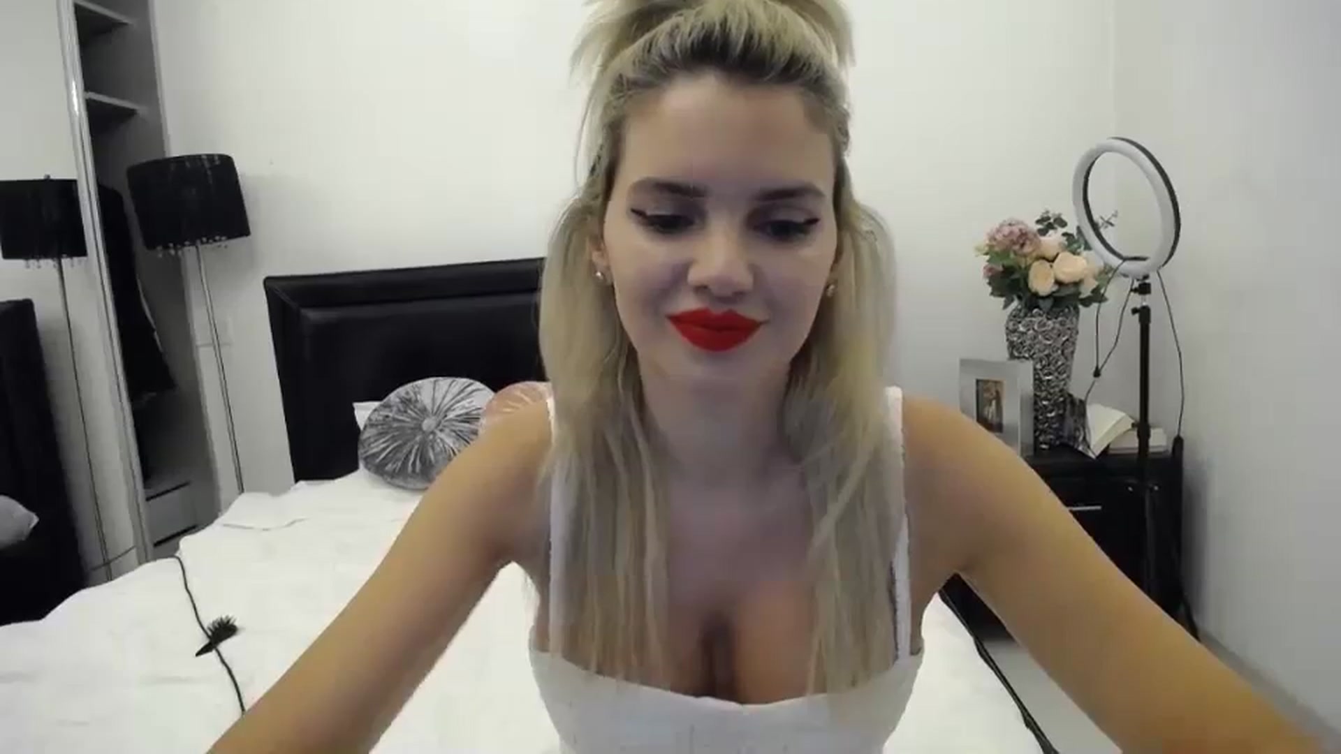 Gallery image thumbnail from Klara_Team's myfreecams stream on, 11/05/2023, 15:33 image 4 of 20