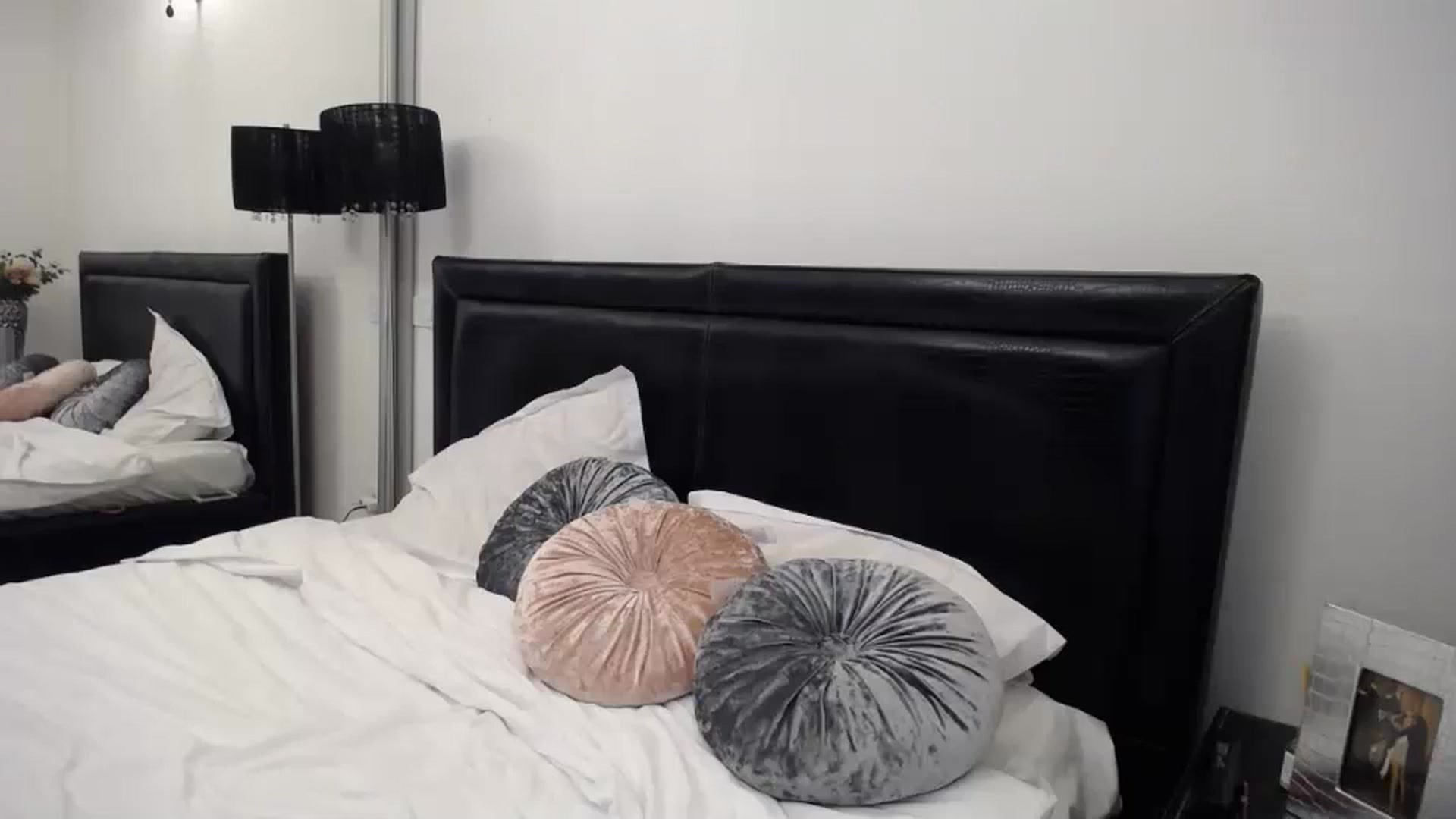Gallery image thumbnail from Klara_Team's myfreecams stream on, 11/07/2023, 22:42 image 16 of 20