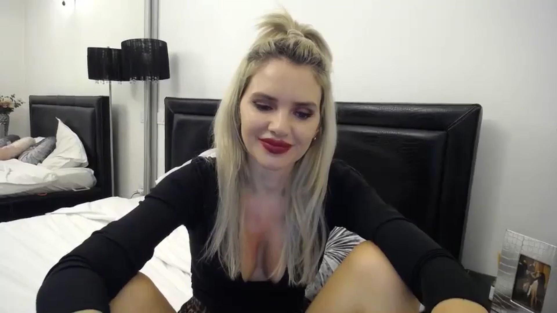 Gallery image thumbnail from Klara_Team's myfreecams stream on, 11/07/2023, 22:42 image 15 of 20