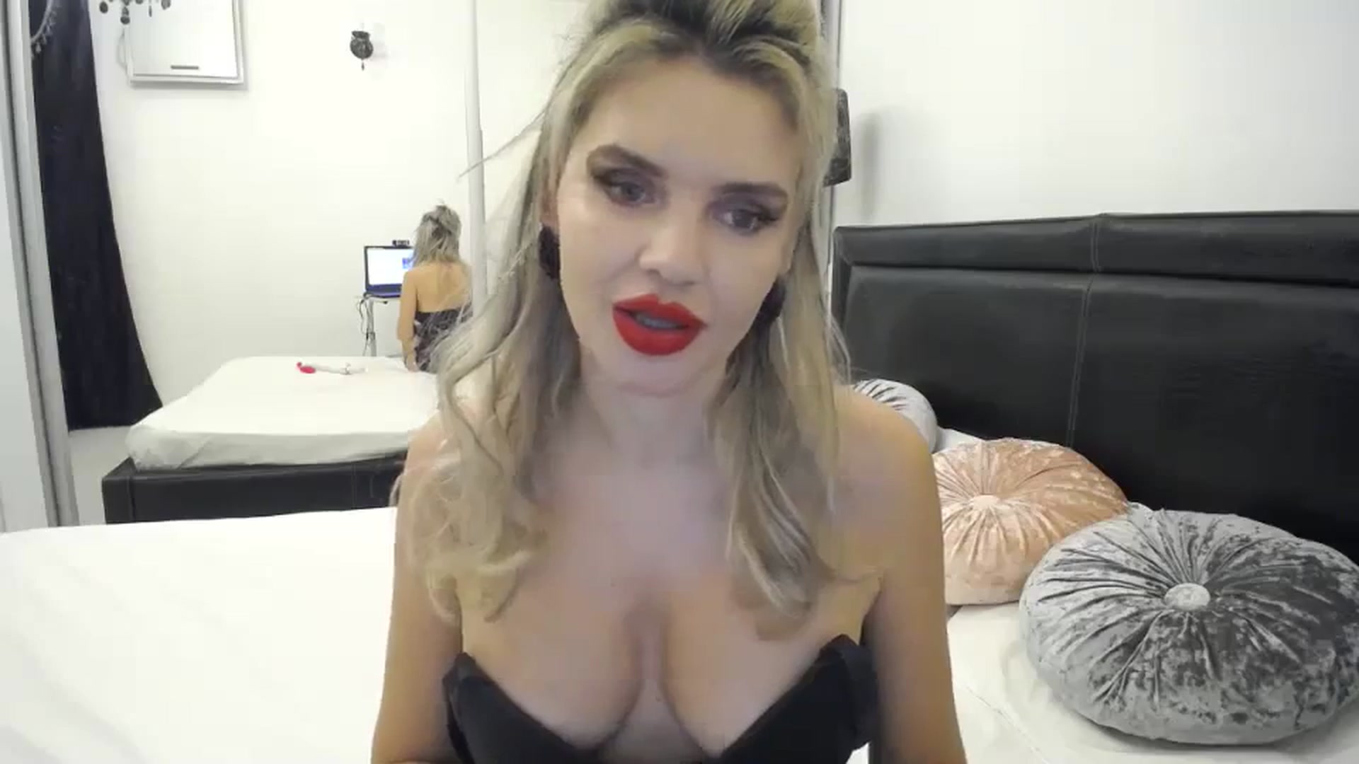 Gallery image thumbnail from Klara_Team's myfreecams stream on, 11/11/2023, 15:22 image 12 of 20