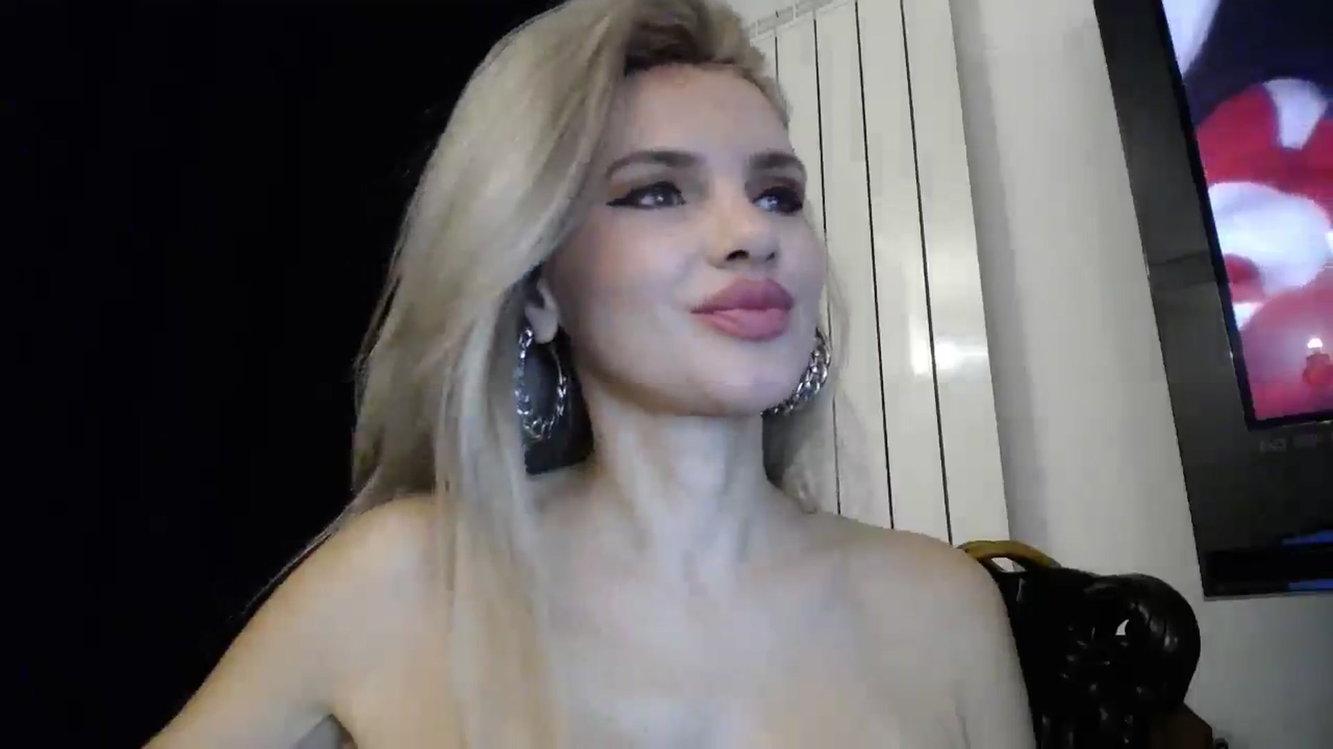 Gallery image thumbnail from Klarita's myfreecams stream on, 03/10/2026, 24:22 image 17 of 20