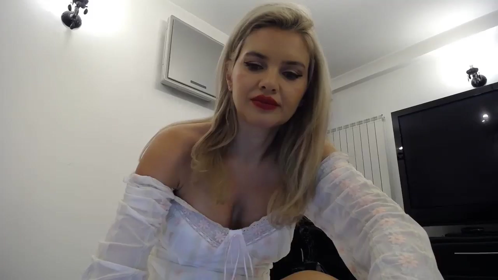 Gallery image thumbnail from Klarita's myfreecams stream on, 03/14/2026, 24:01 image 11 of 20