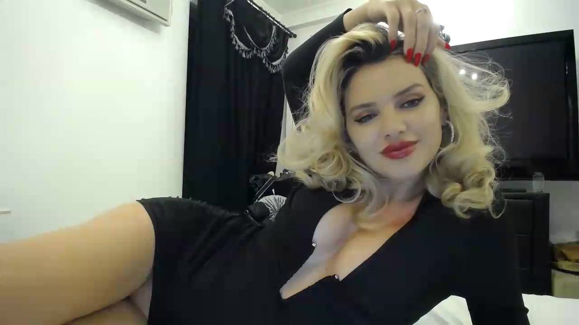 Gallery image thumbnail from Klarita's myfreecams stream on, 05/15/2026, 21:12 image 18 of 20