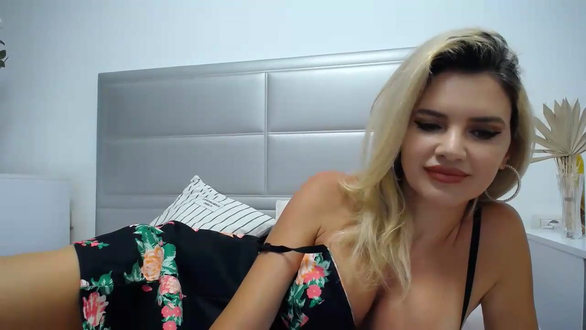 Gallery image thumbnail from Klarita's myfreecams stream on, 06/10/2026, 22:05 image 2 of 20