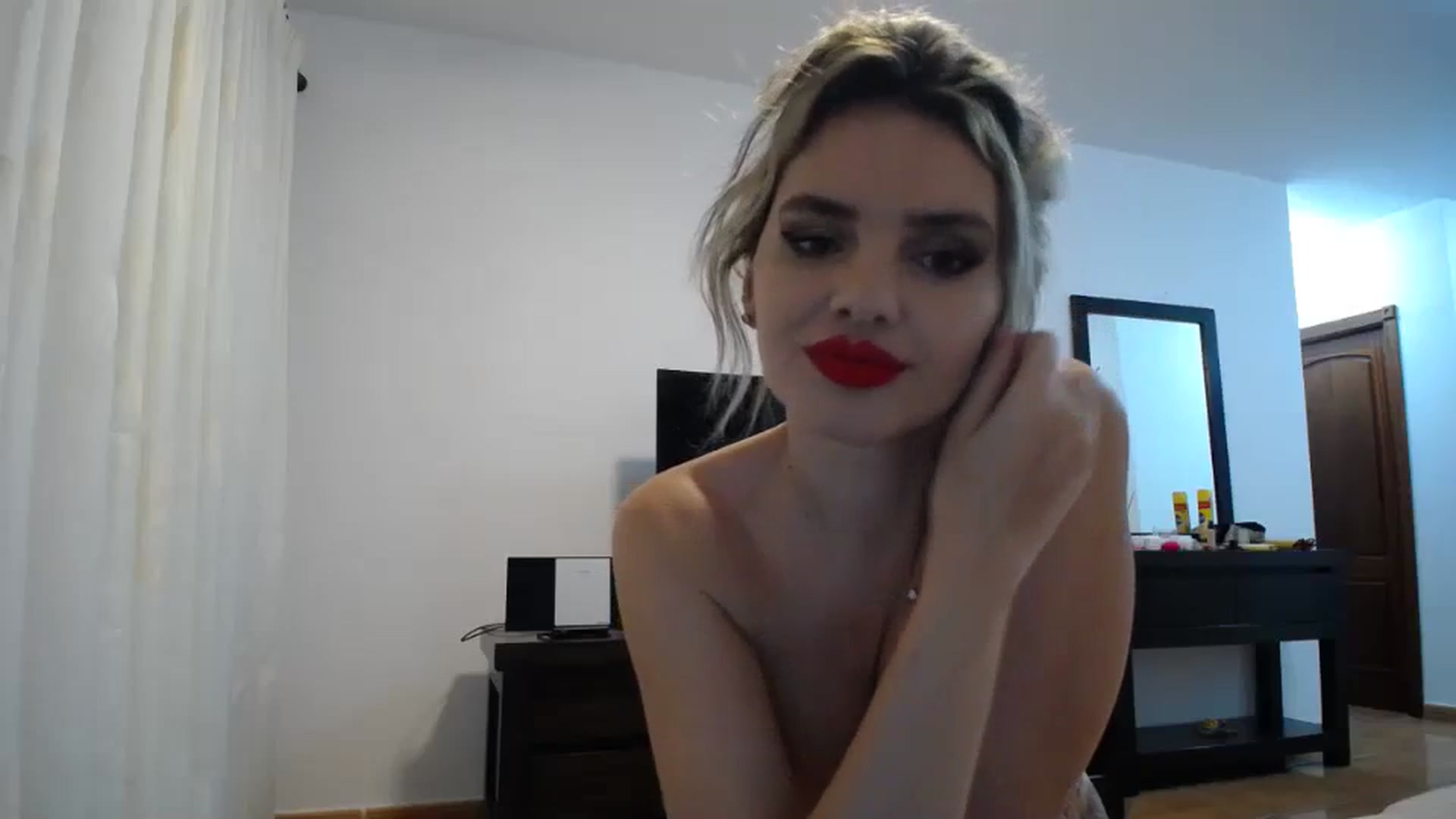 Gallery image thumbnail from Klarita_'s myfreecams stream on, 12/11/2023, 22:03 image 15 of 20